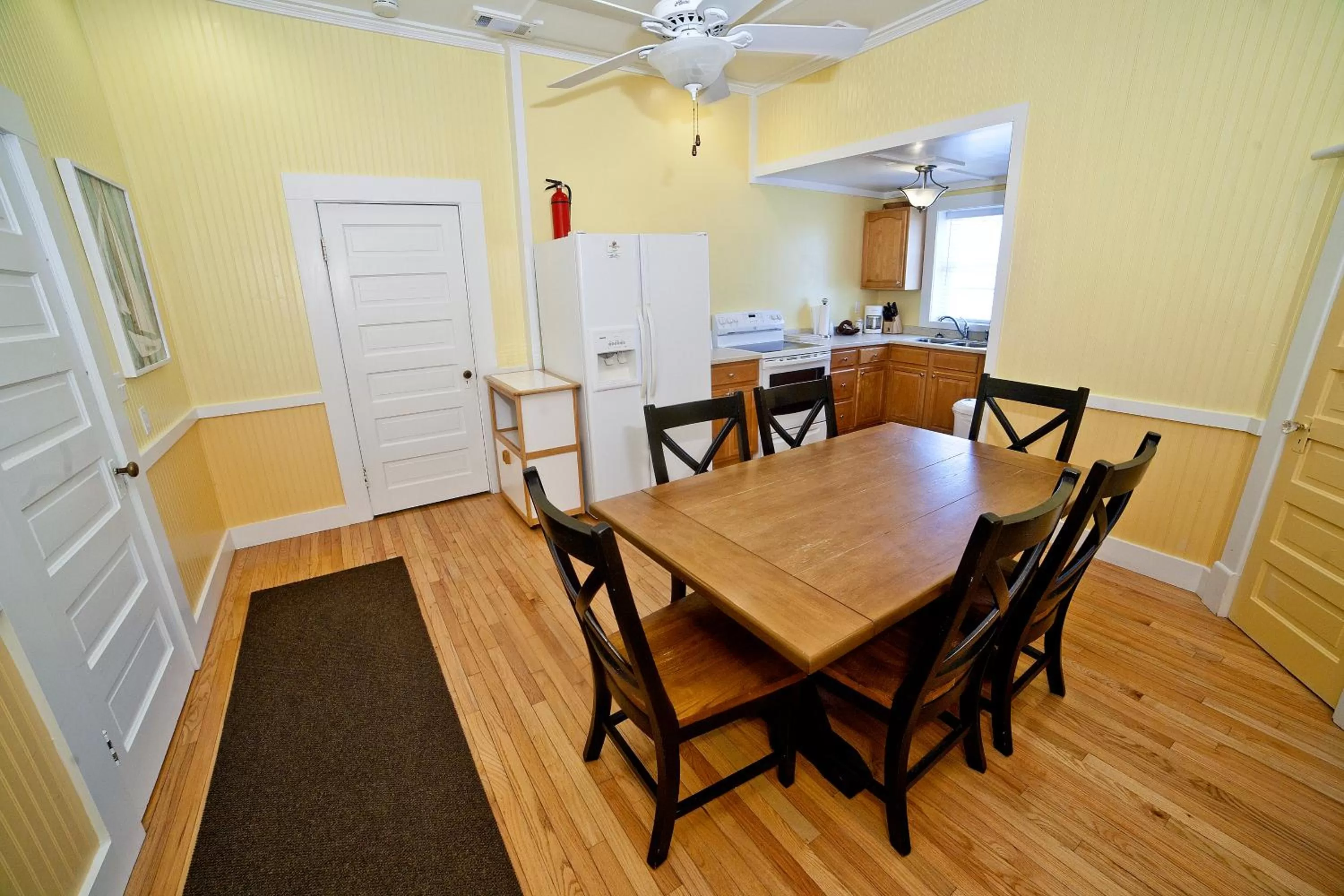 Dining Area in Georgianne Inn & Suites check in 212 Bulter Ave