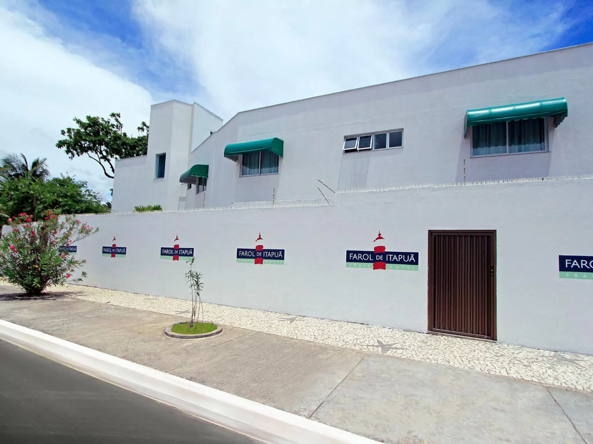 Facade/entrance in Farol de Itapuã Praia Hotel