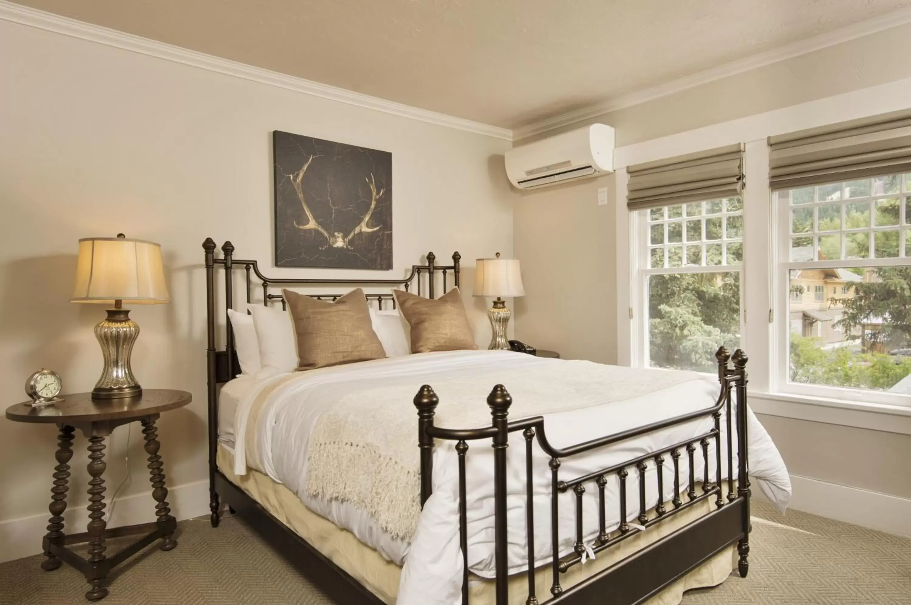 Deluxe Queen Room in Huff House Inn and Cabins Deluxe Queen Room in Huff House Inn and Cabins