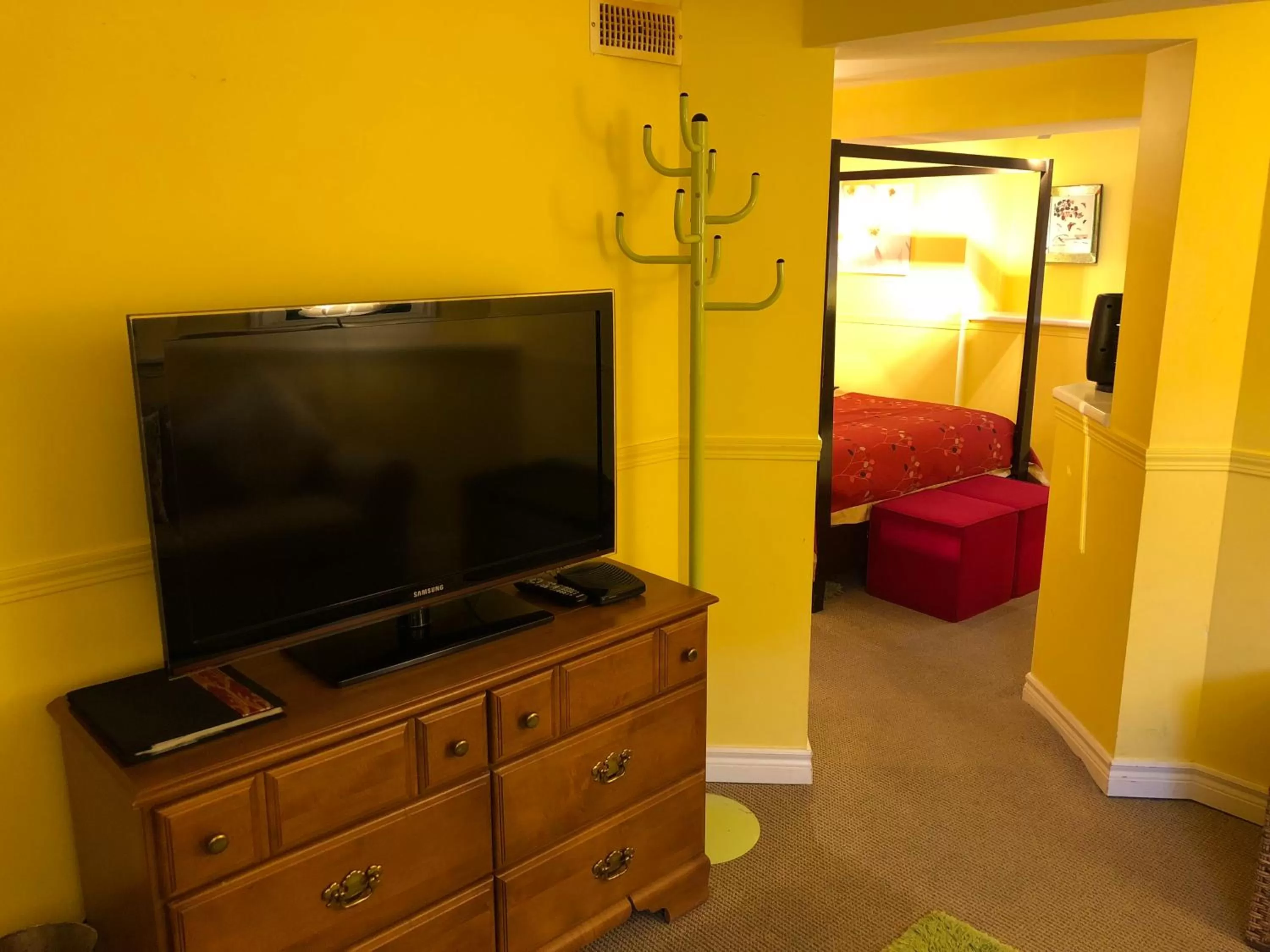 Photo of the whole room, TV/Entertainment Center in Barclay House Bed and Breakfast
