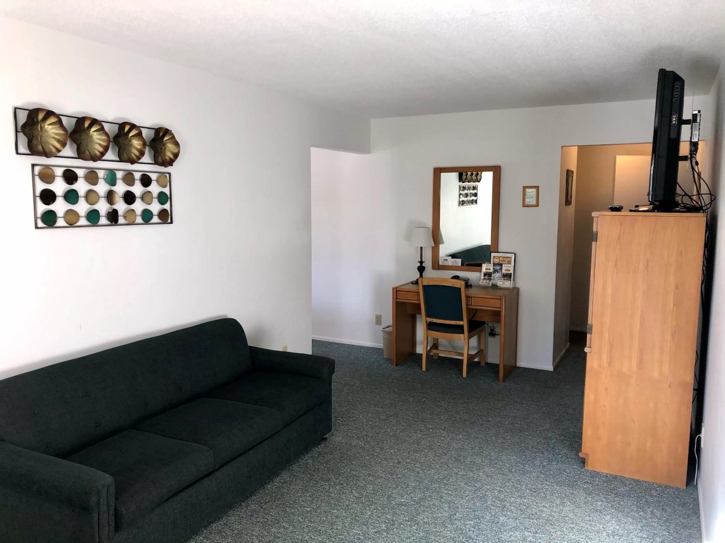 Living room in Budget Host Inn