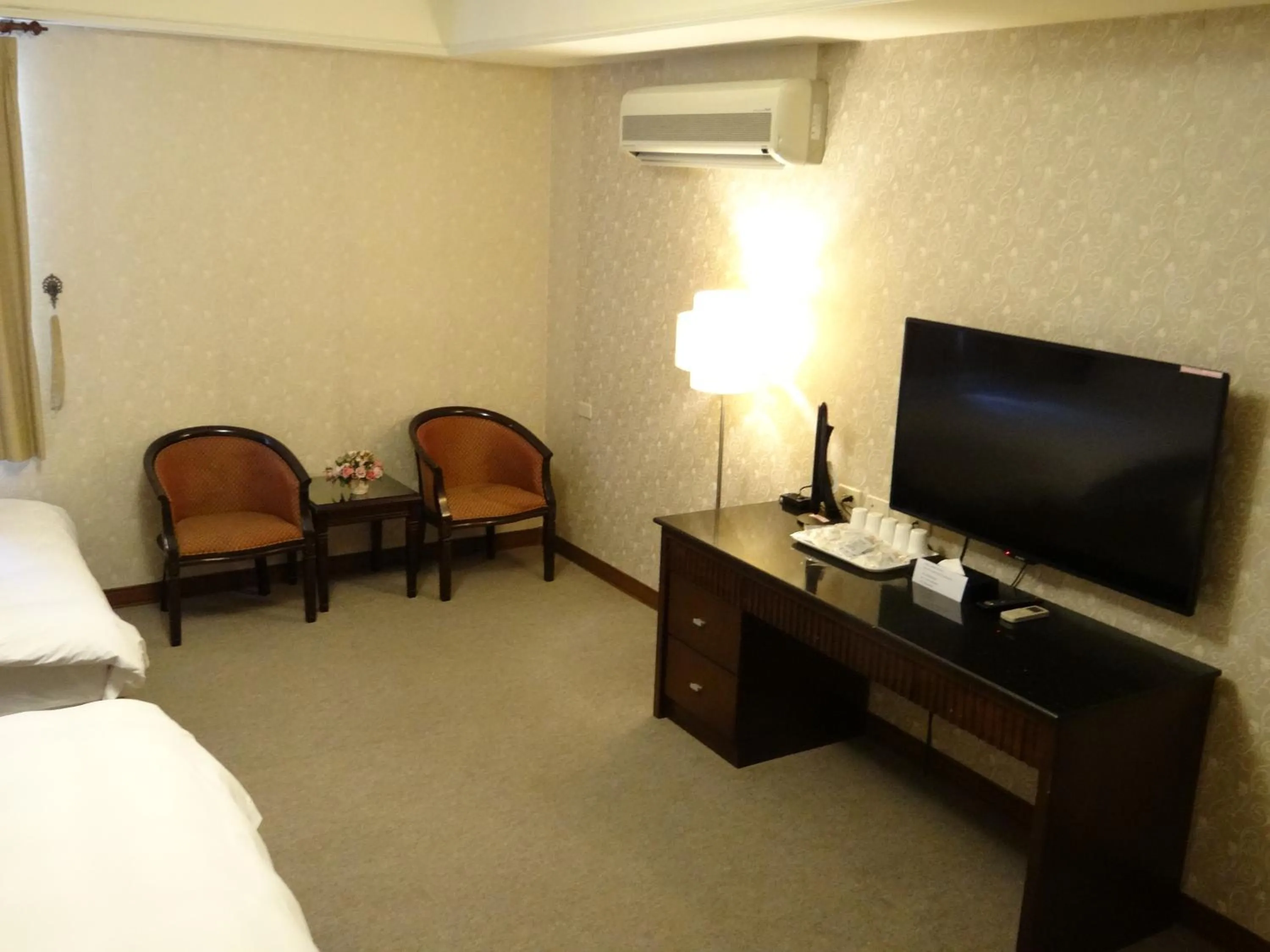 Library, Bed in Wuzhou Hotel