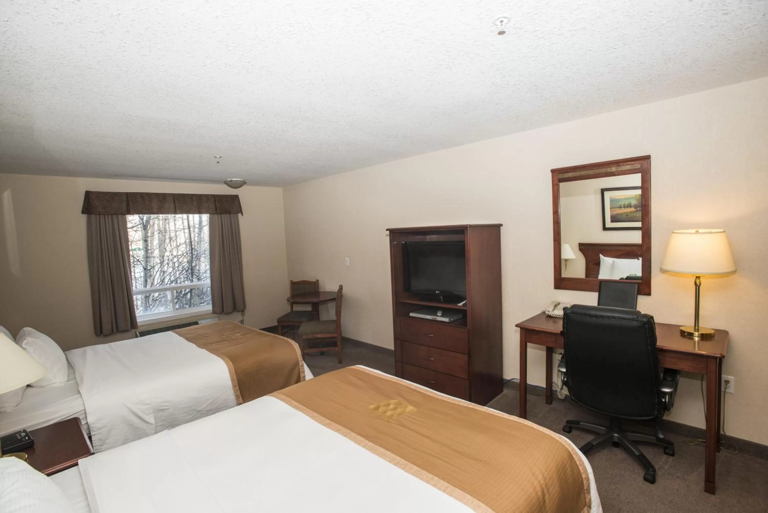 Bed in Lakeview Inns & Suites - Chetwynd