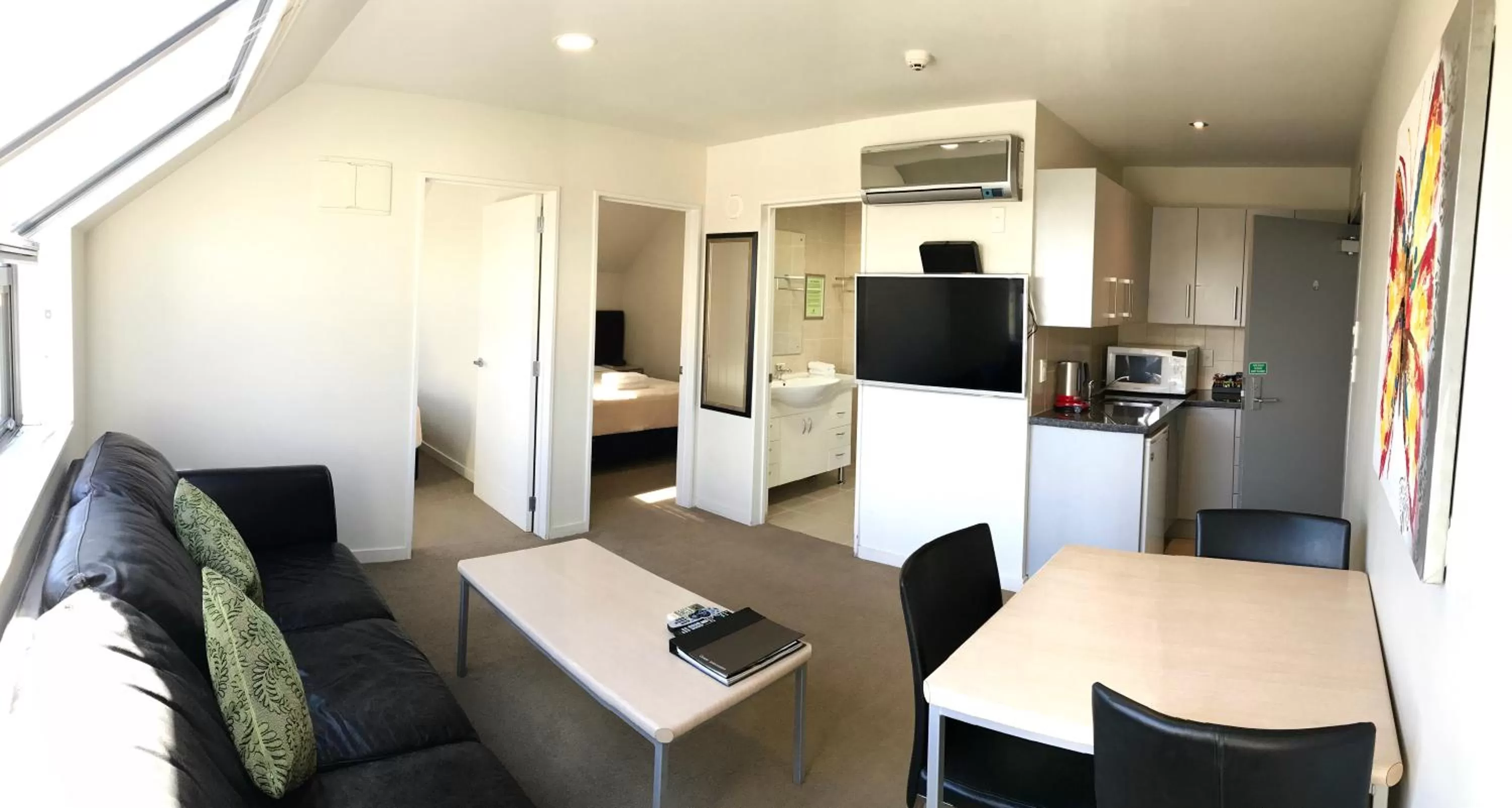 Photo of the whole room in Alpha Motel with Spa-Bath