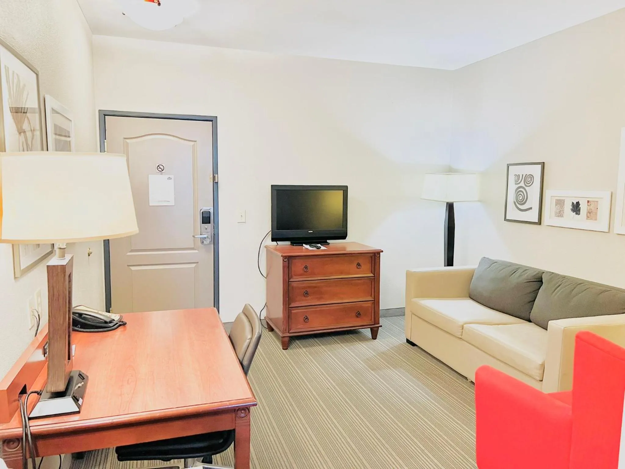 Living room in Country Inn & Suites by Radisson, Emporia, VA