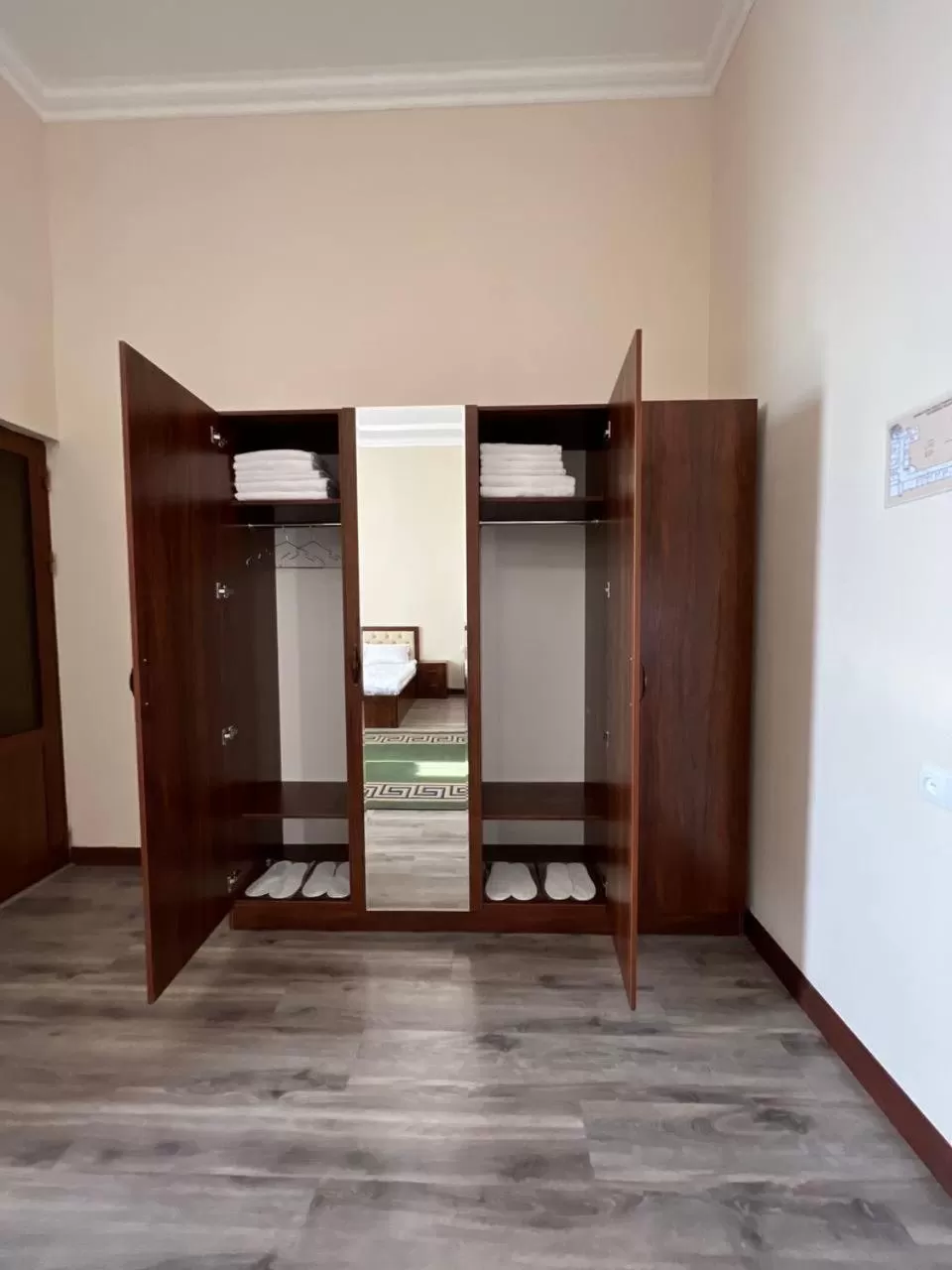 wardrobe in Samarabonu Hotel