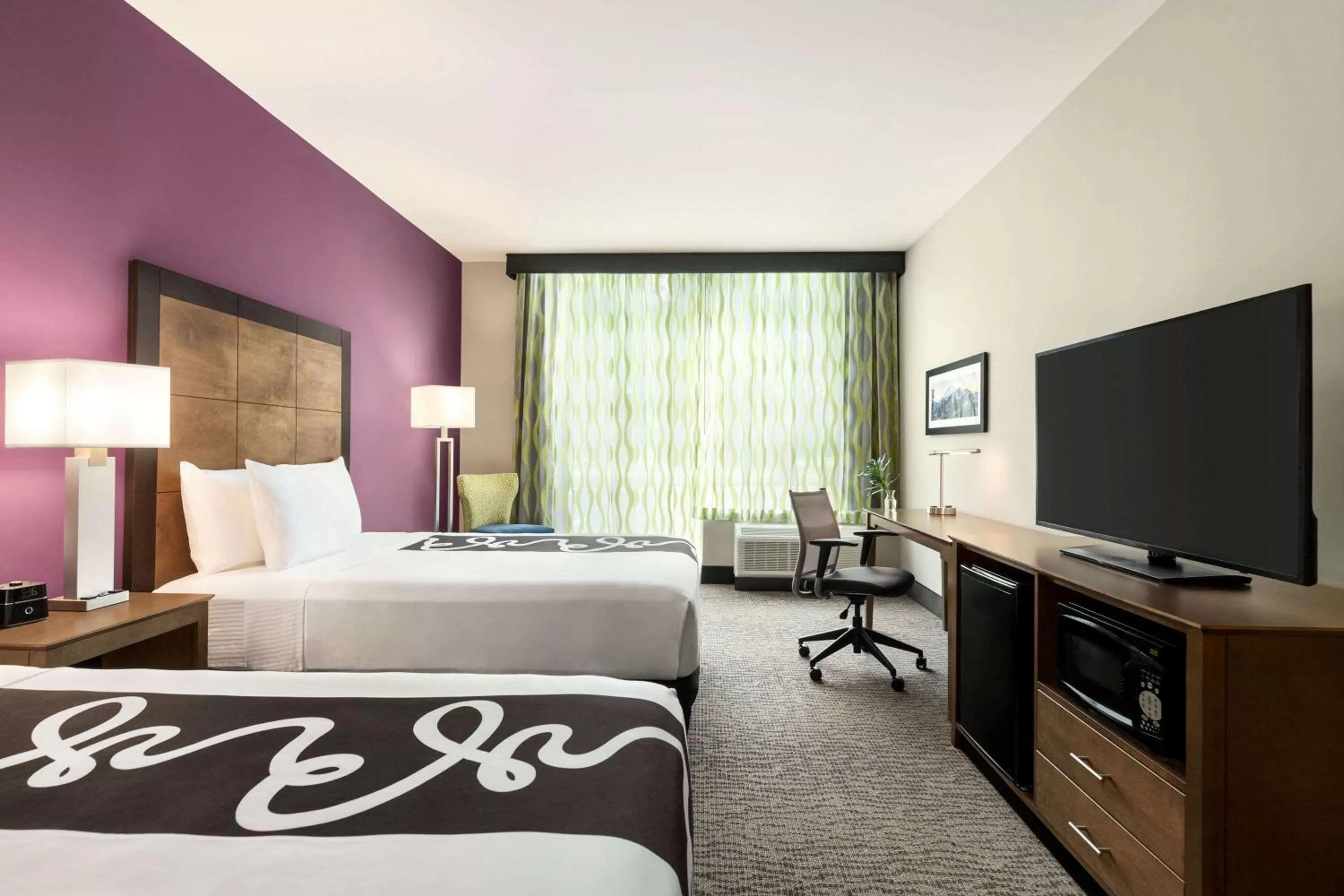 Photo of the whole room, Bed in La Quinta Inn & Suites by Wyndham Burlington