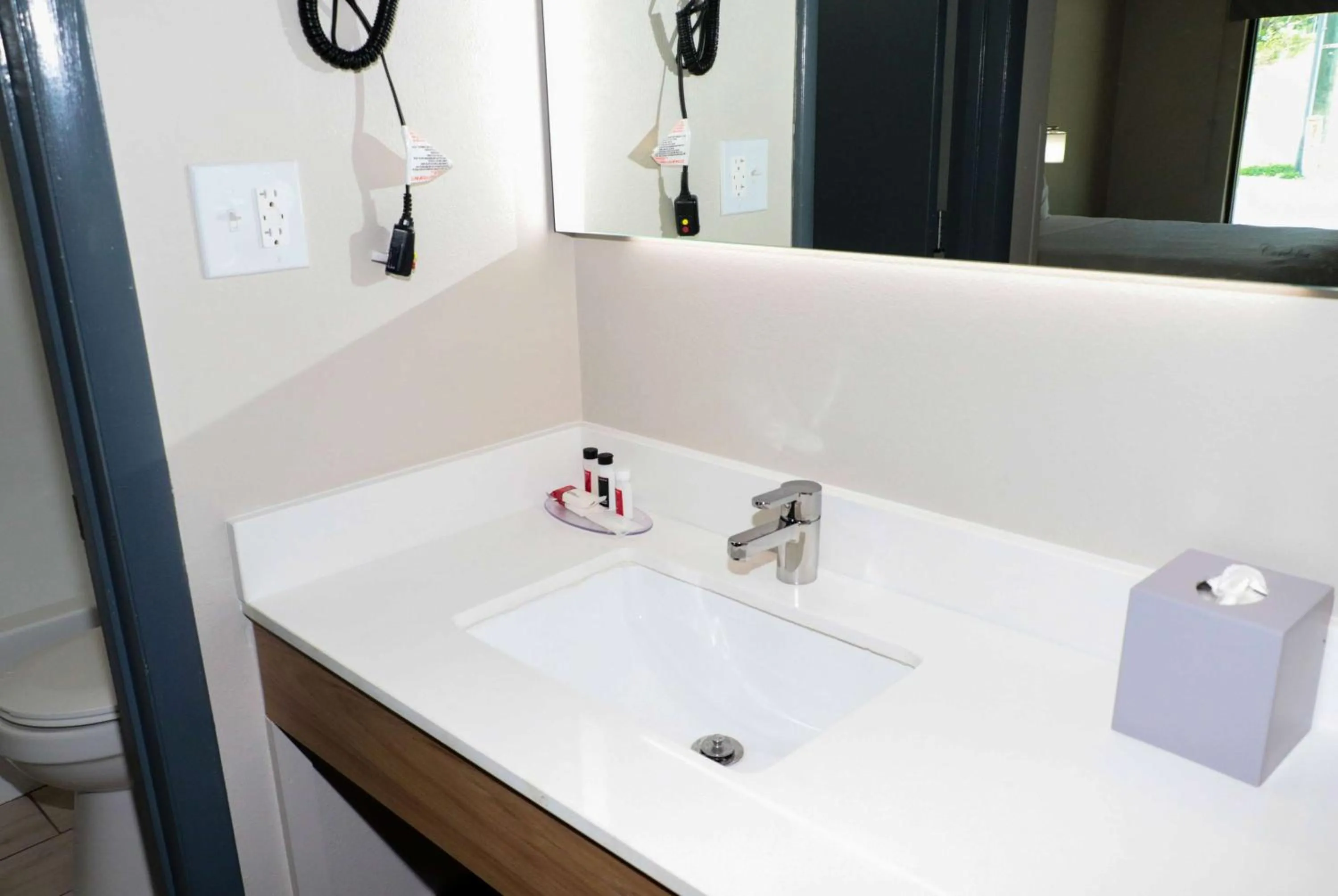 TV and multimedia in Days Inn by Wyndham Farmville