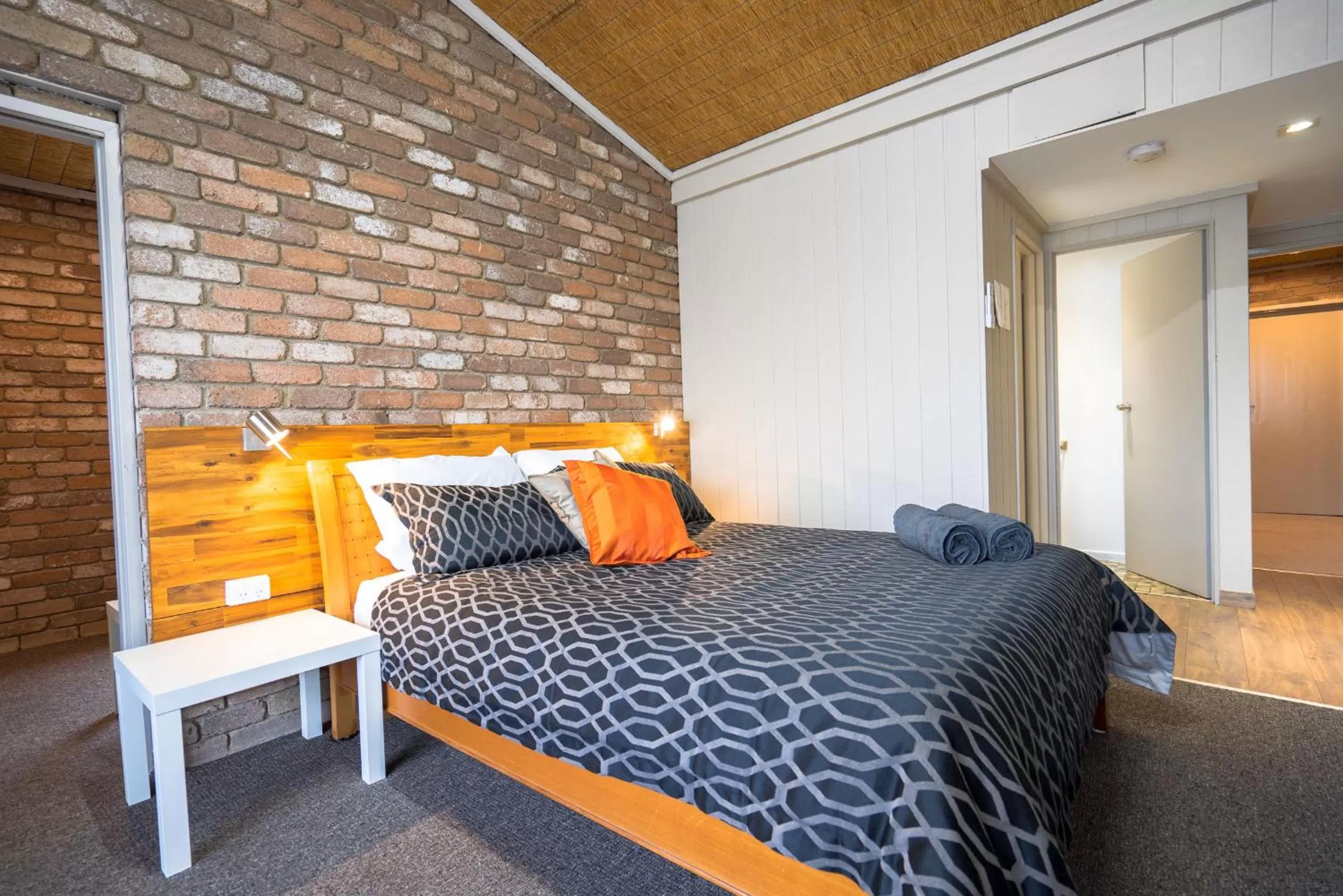 Bed in Farnham Court Motel and Restaurant