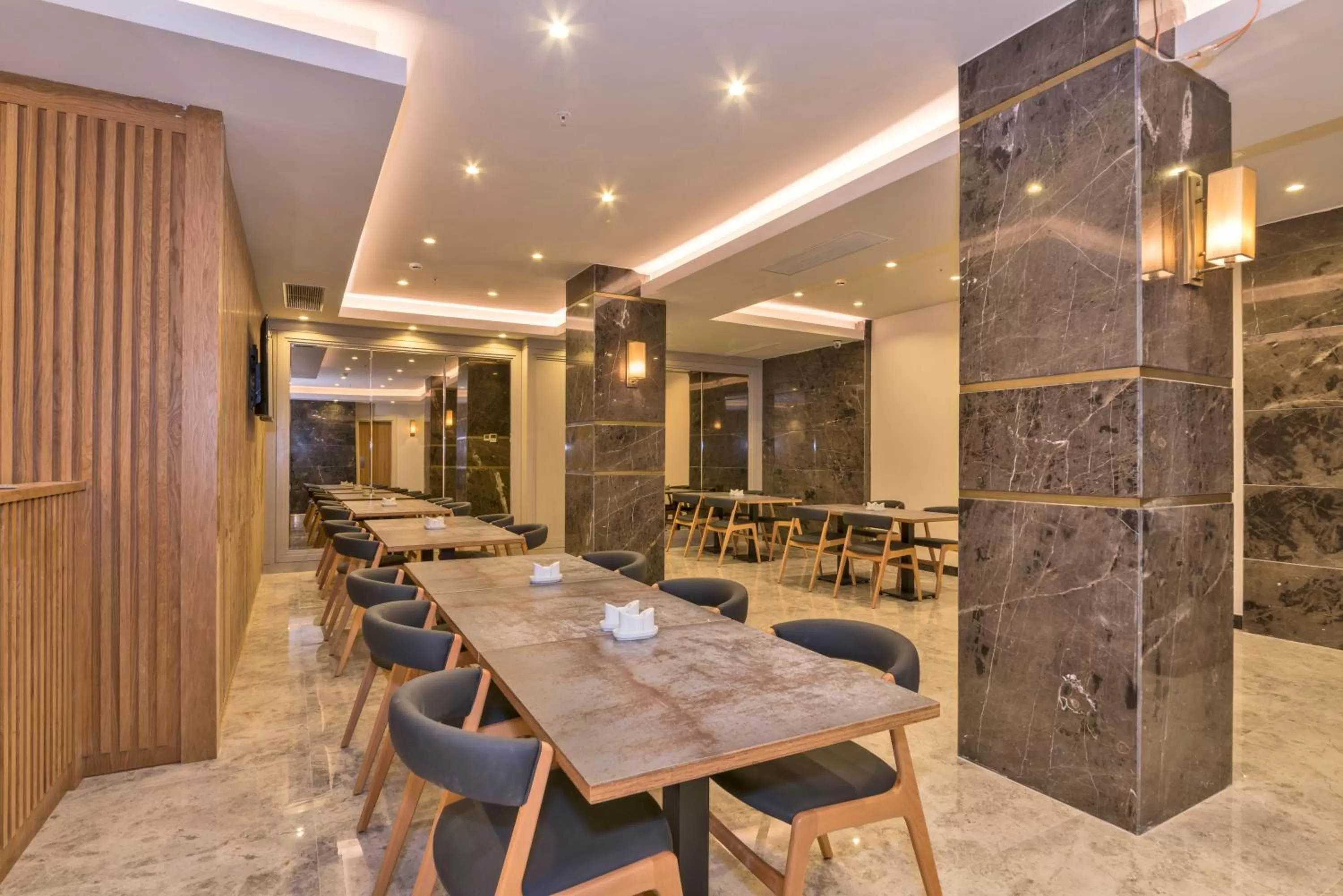 Restaurant/Places to Eat in Golden Royal Hotel