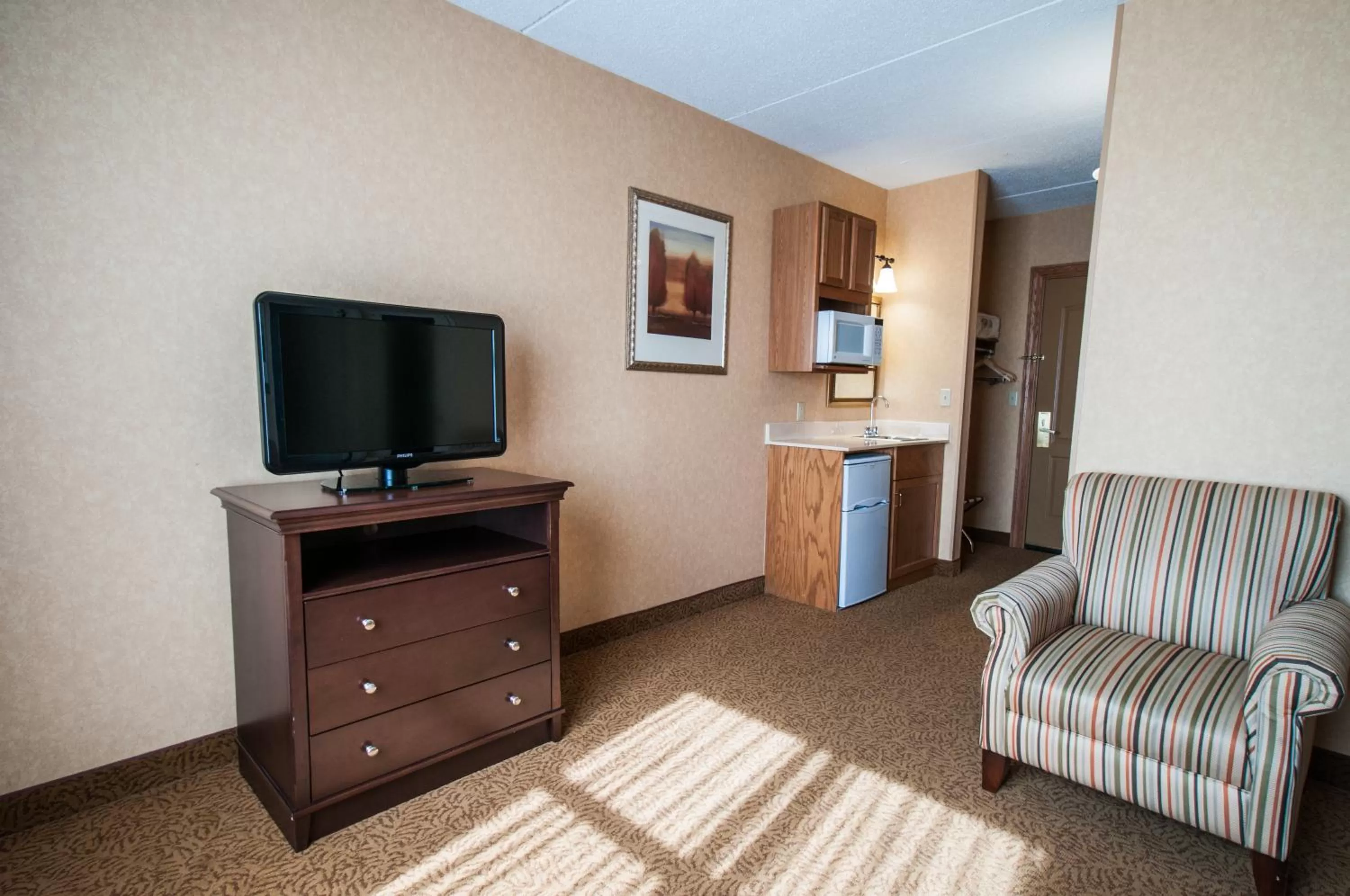 Seating area, TV/Entertainment Center in Country Inn & Suites by Radisson, Cuyahoga Falls, OH
