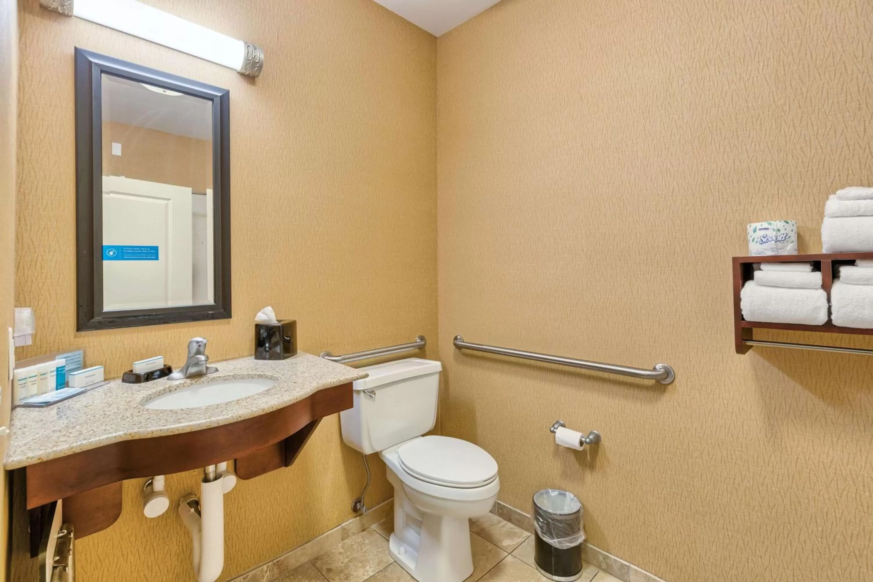 Bathroom in Hampton Inn Owensboro