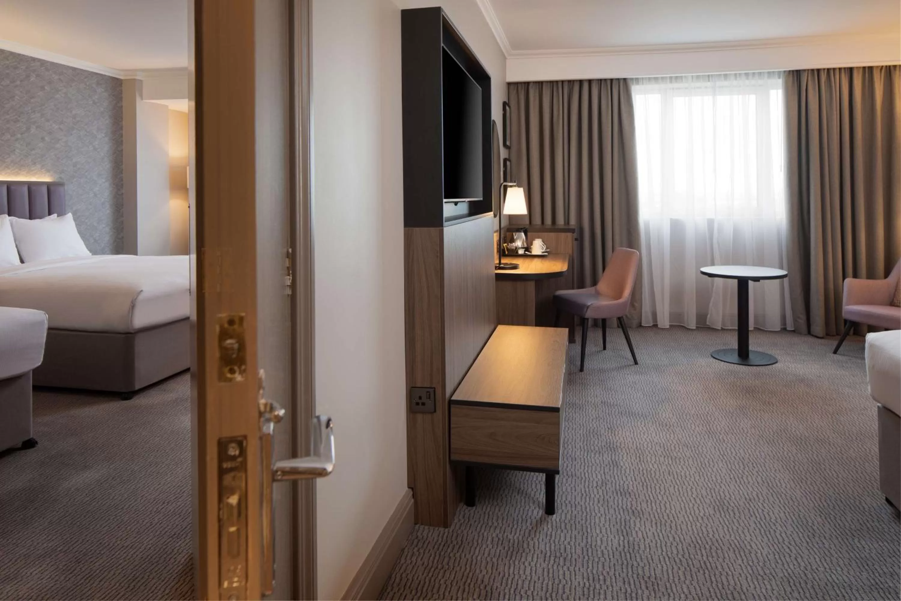 TV and multimedia, Bed in DoubleTree by Hilton Dartford Bridge