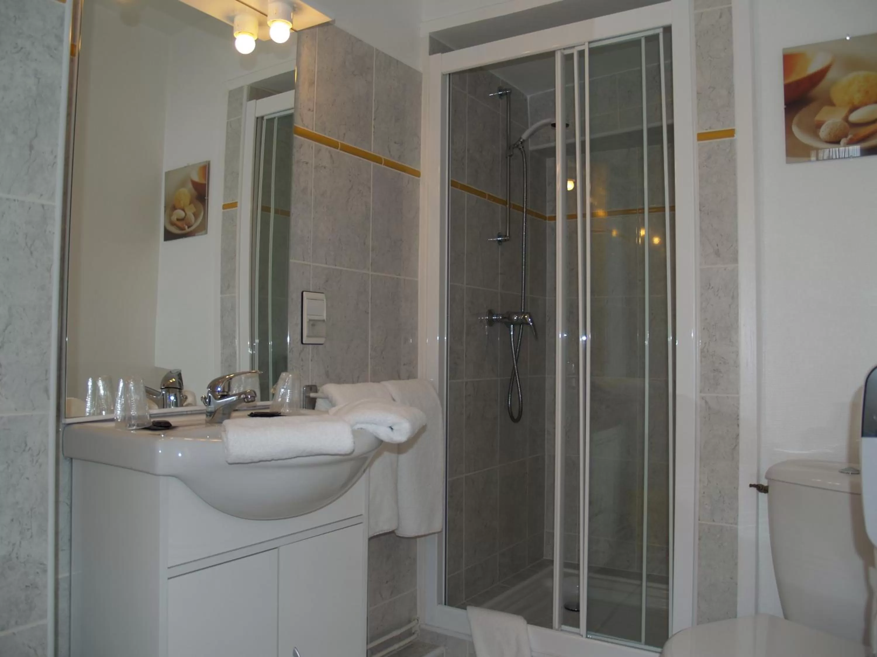 Bathroom in Hôtel Central