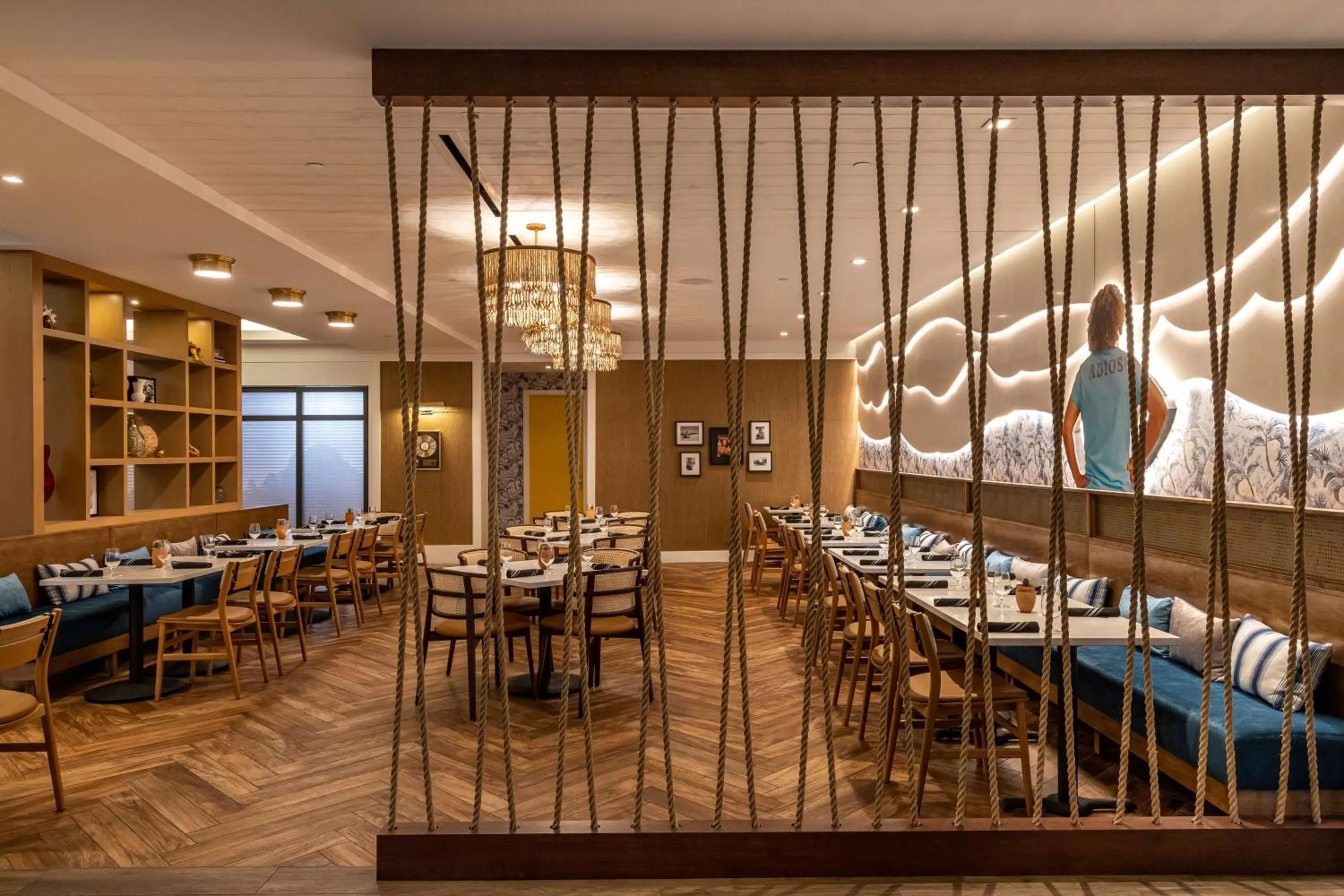 Lounge or bar in The Waterfront Beach Resort, A Hilton Hotel