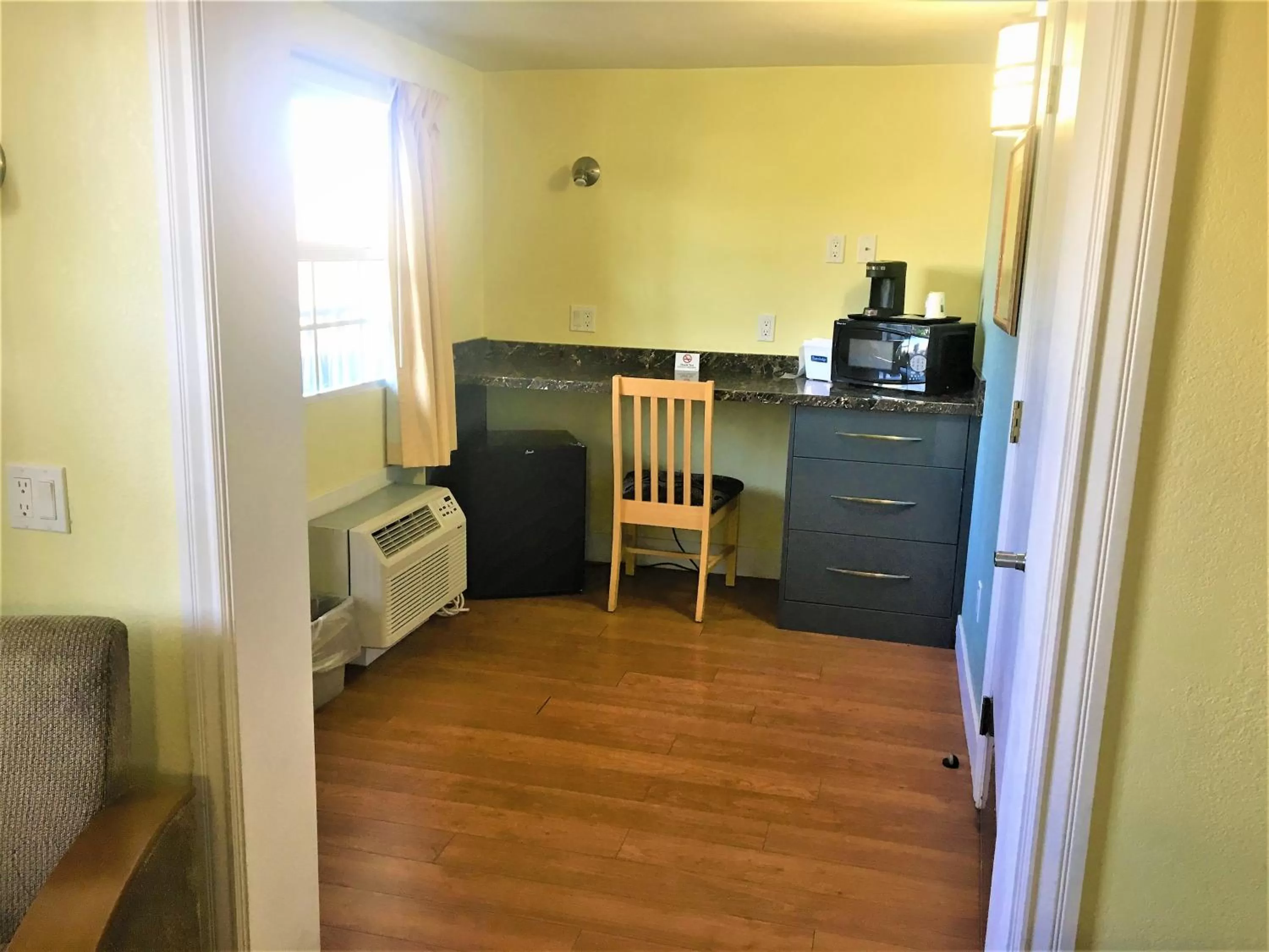 Coffee/tea facilities in Travelodge by Wyndham Fairfield/Napa Valley