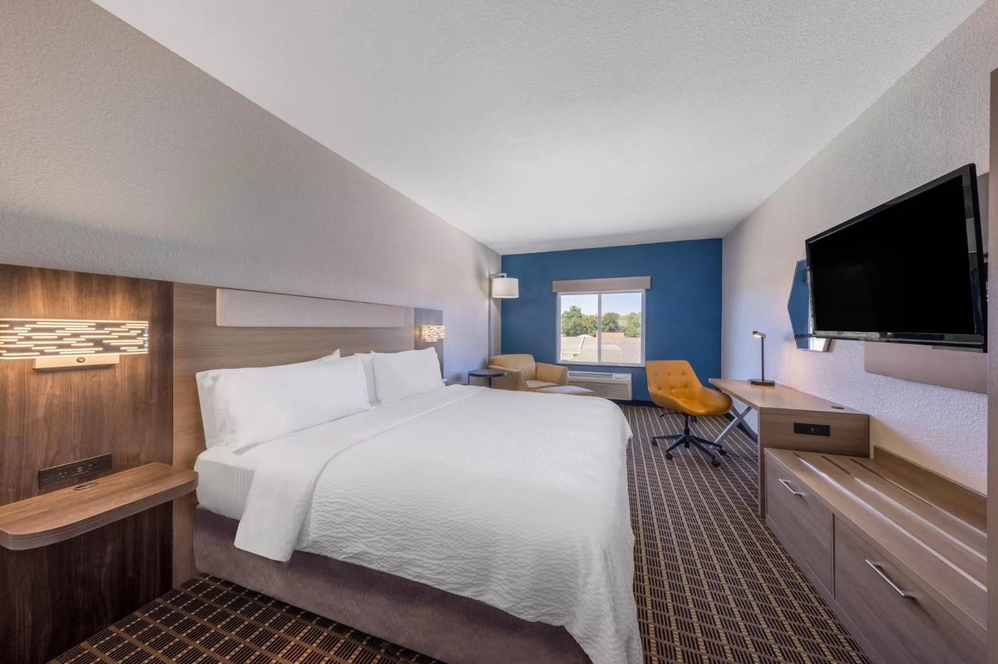 Photo of the whole room, Bed in Holiday Inn Express & Suites Pittsburg by IHG