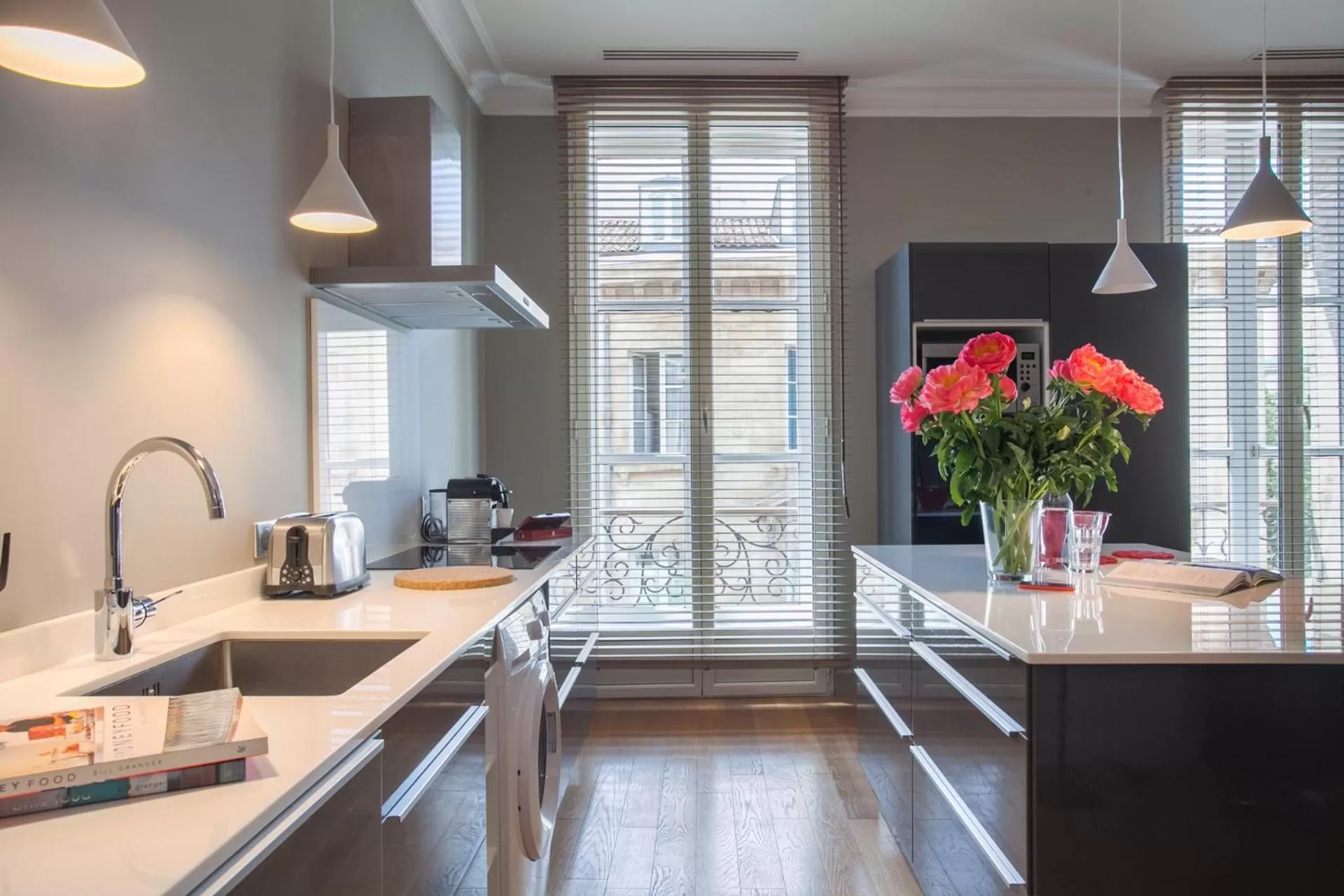 Day in Appartement T4 cours de l'intendance