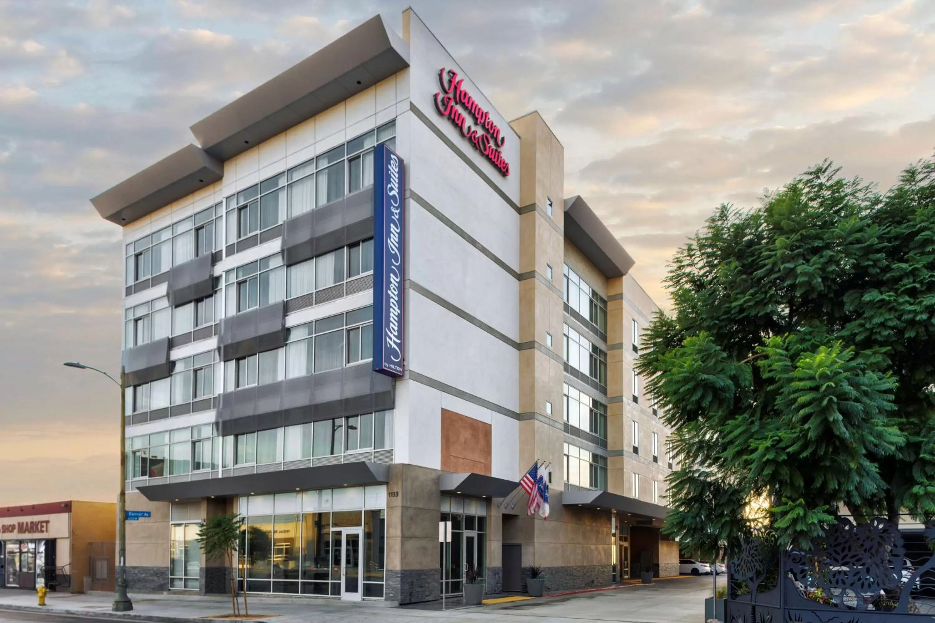 Property building in Hampton Inn & Suites Los Angeles/Hollywood, CA