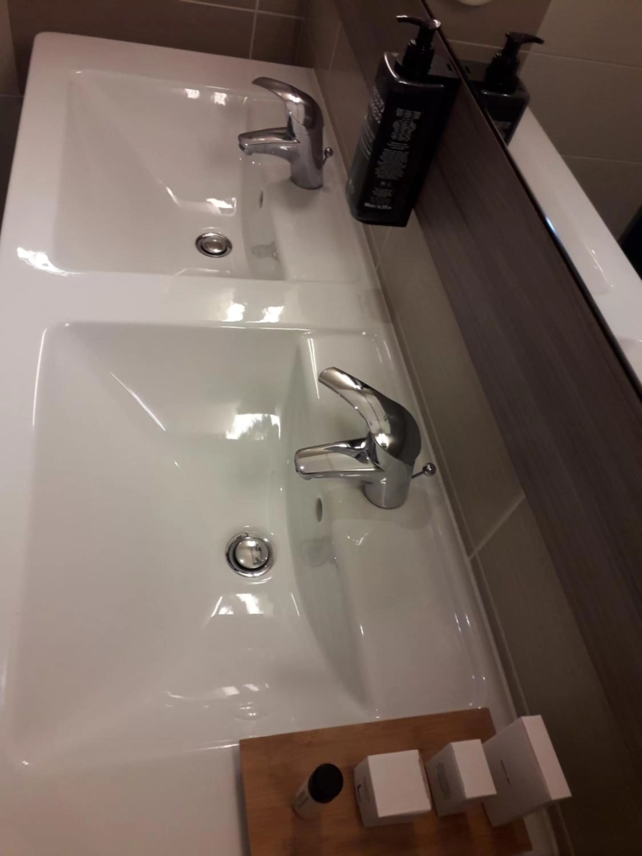 Bathroom in ibis Styles Melun