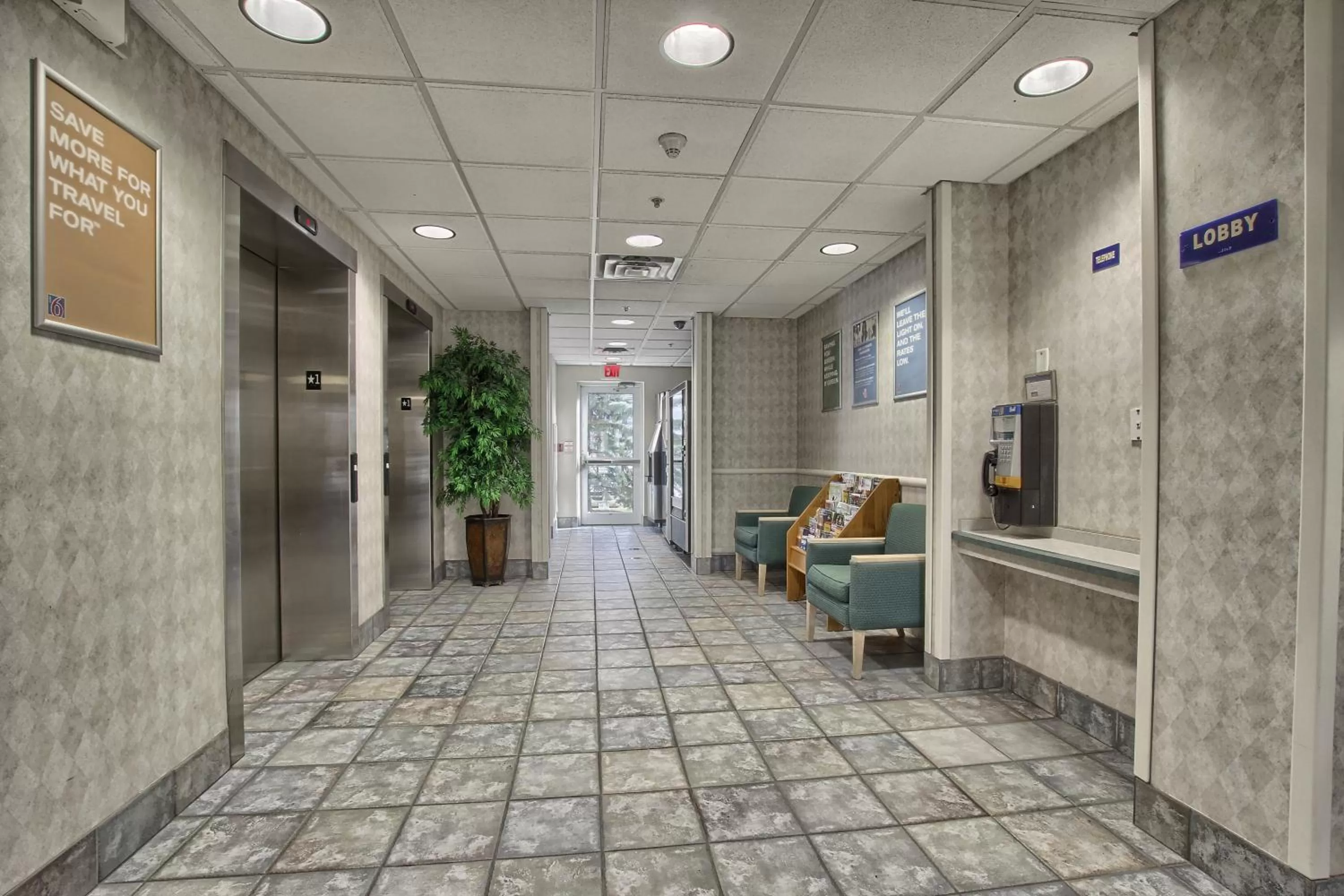 Lobby or reception in Motel 6-London, ON - Ontario