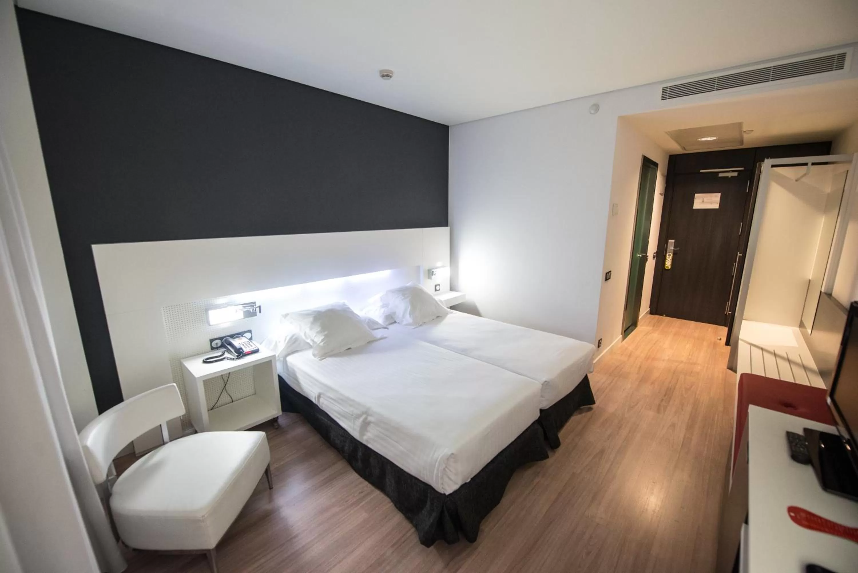 Photo of the whole room, Bed in Axor Feria