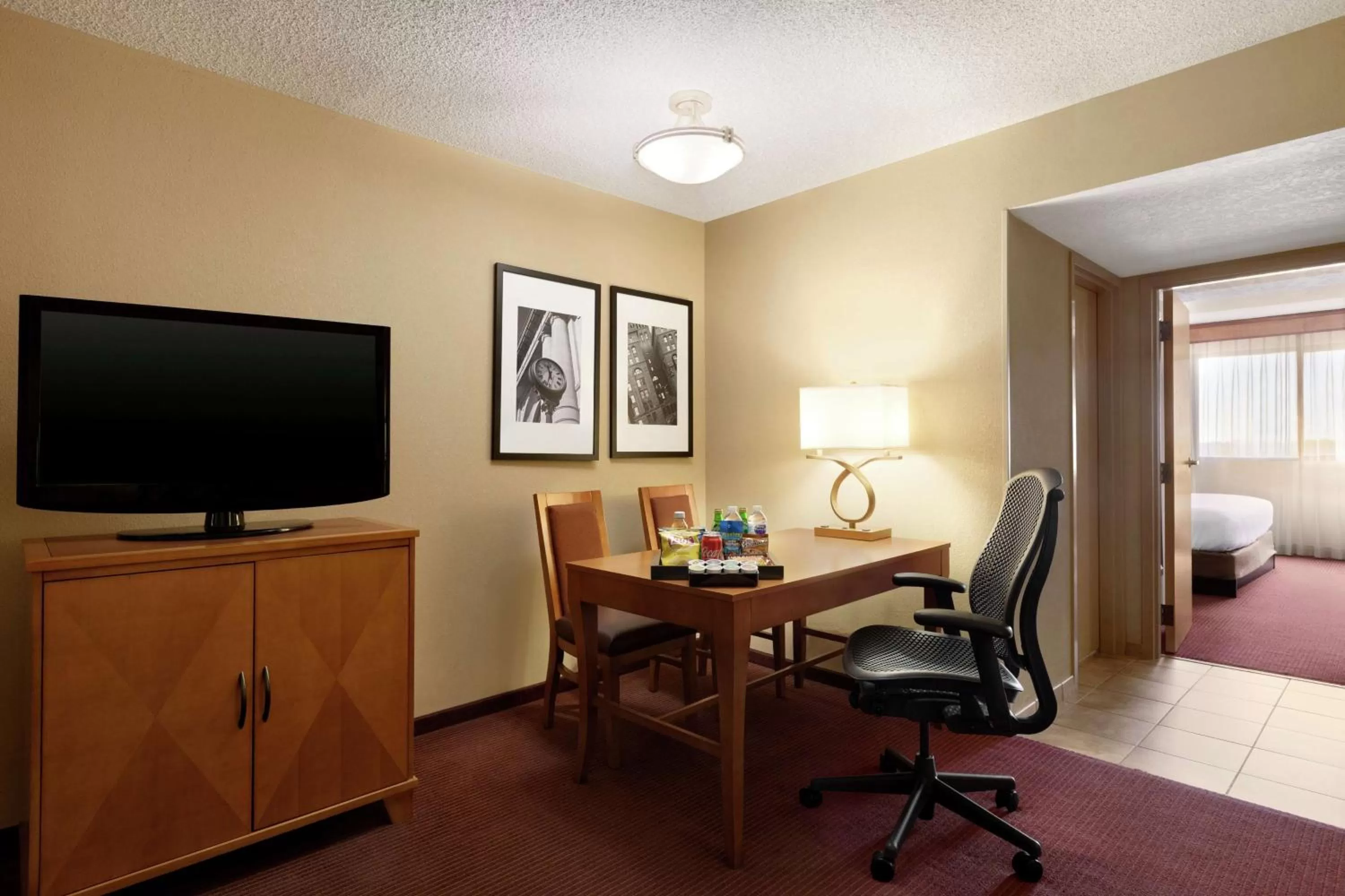 Bedroom in Embassy Suites by Hilton Kansas City International Airport