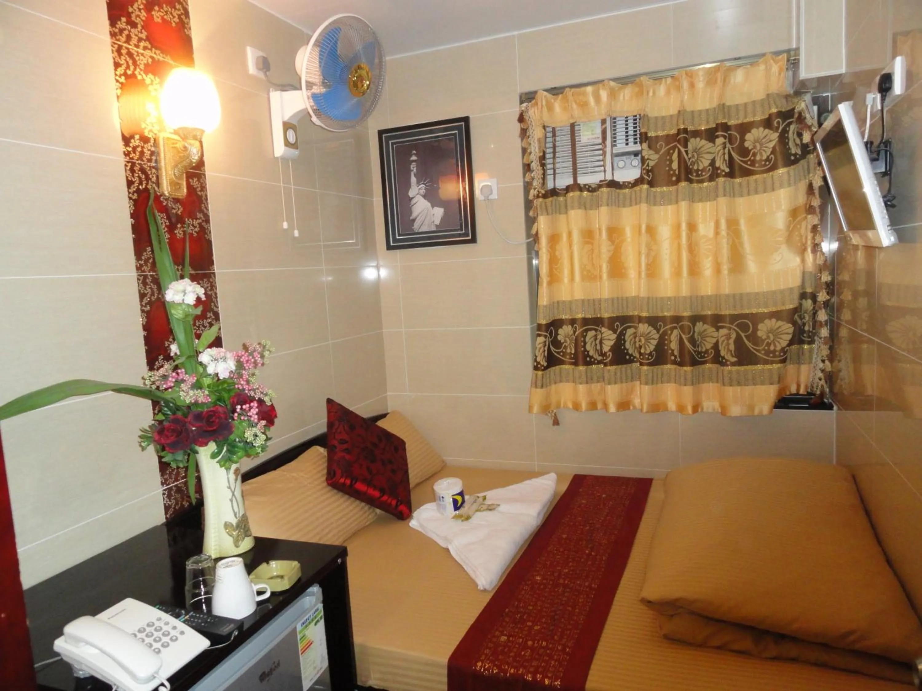 Bed in Paris Guest House DHILLON HOTEL HK LTD 24 HOUR RECEPTION BLOCK D E 10F