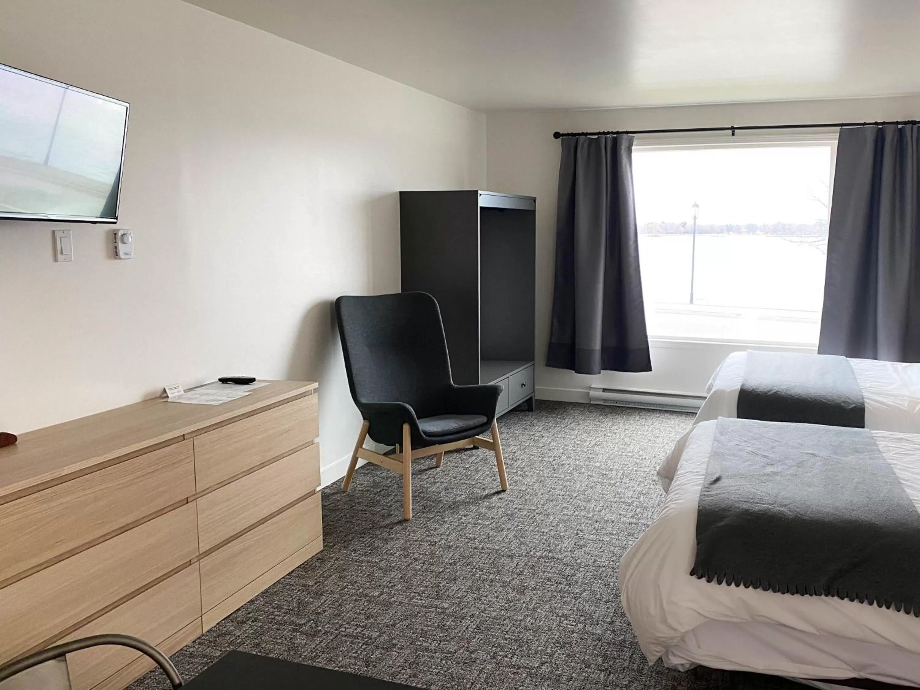 Bed in The Bayview Motel - Fort Frances, ON - Lakeside Motel