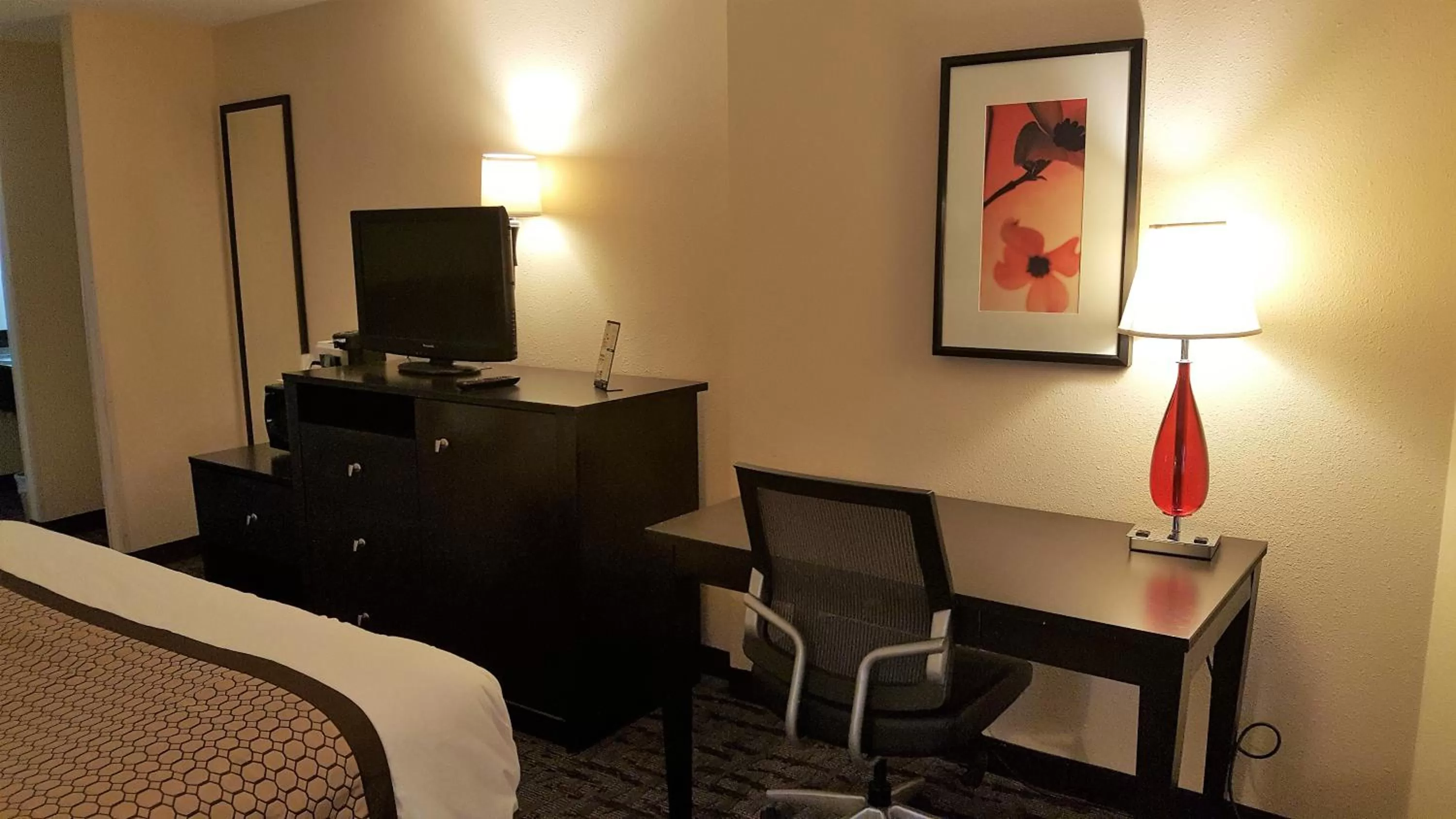 Bedroom in Baymont by Wyndham Belleville Airport Area Free Airport Shuttle