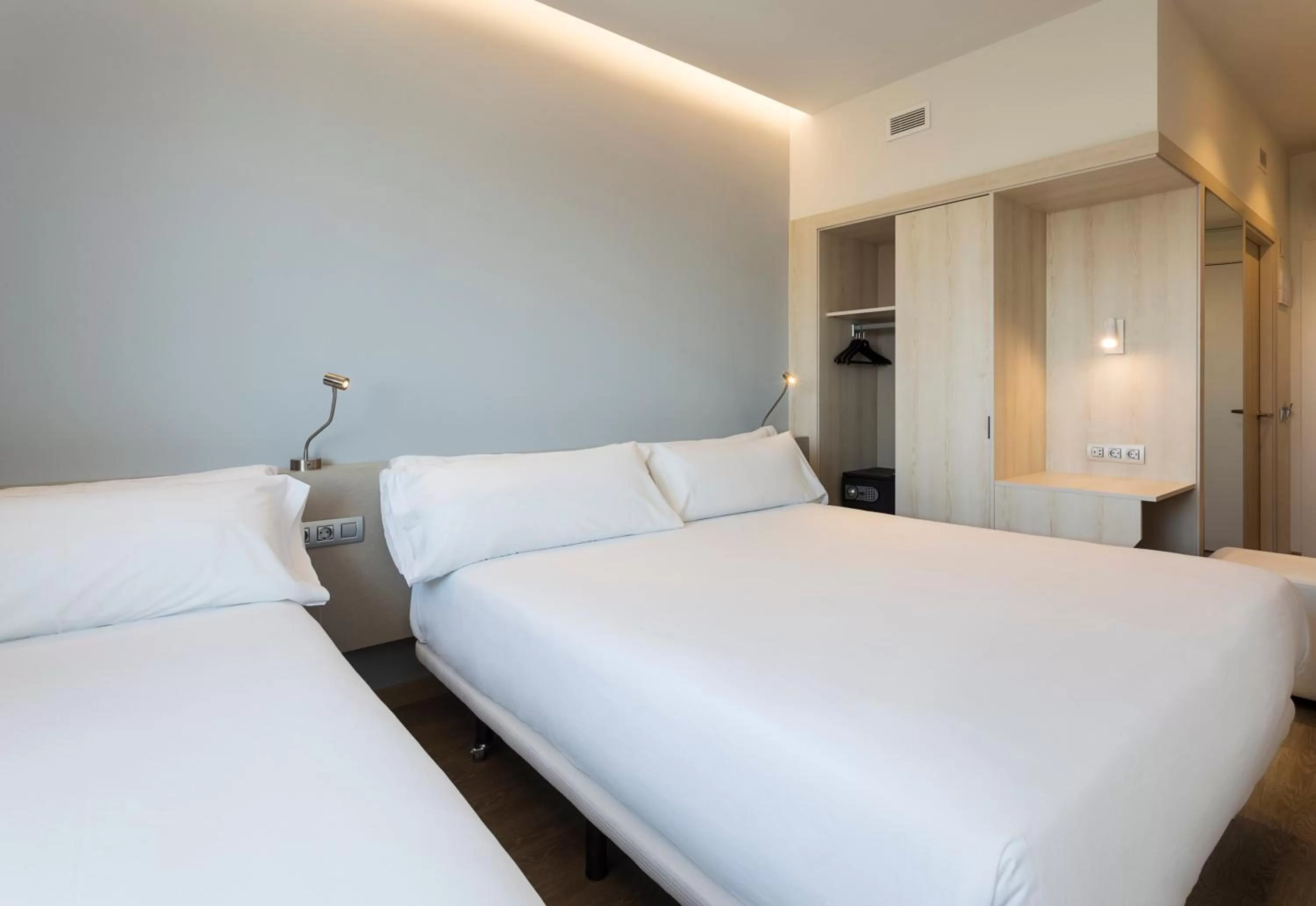 Bed in B&B HOTEL Barcelona Viladecans