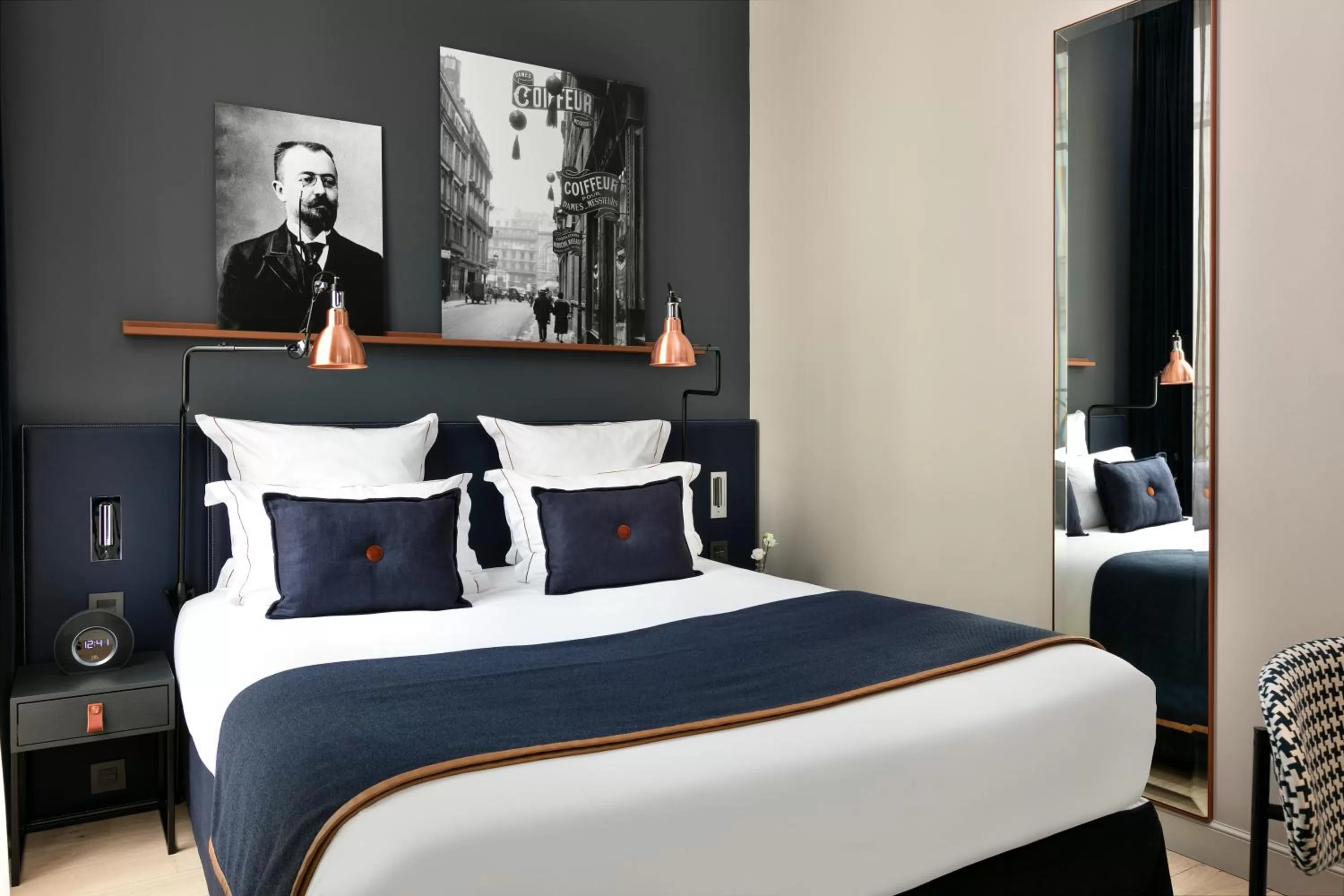 Photo of the whole room, Bed in Hôtel Square Louvois