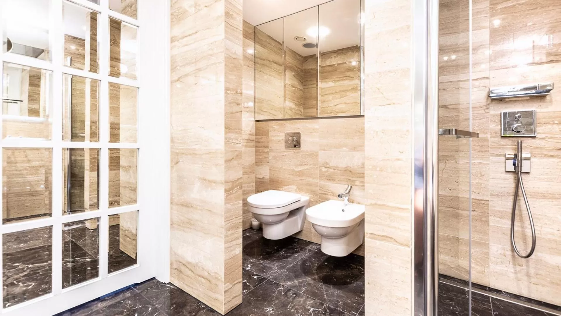 Toilet in Ultra Marine by Zdrojowa