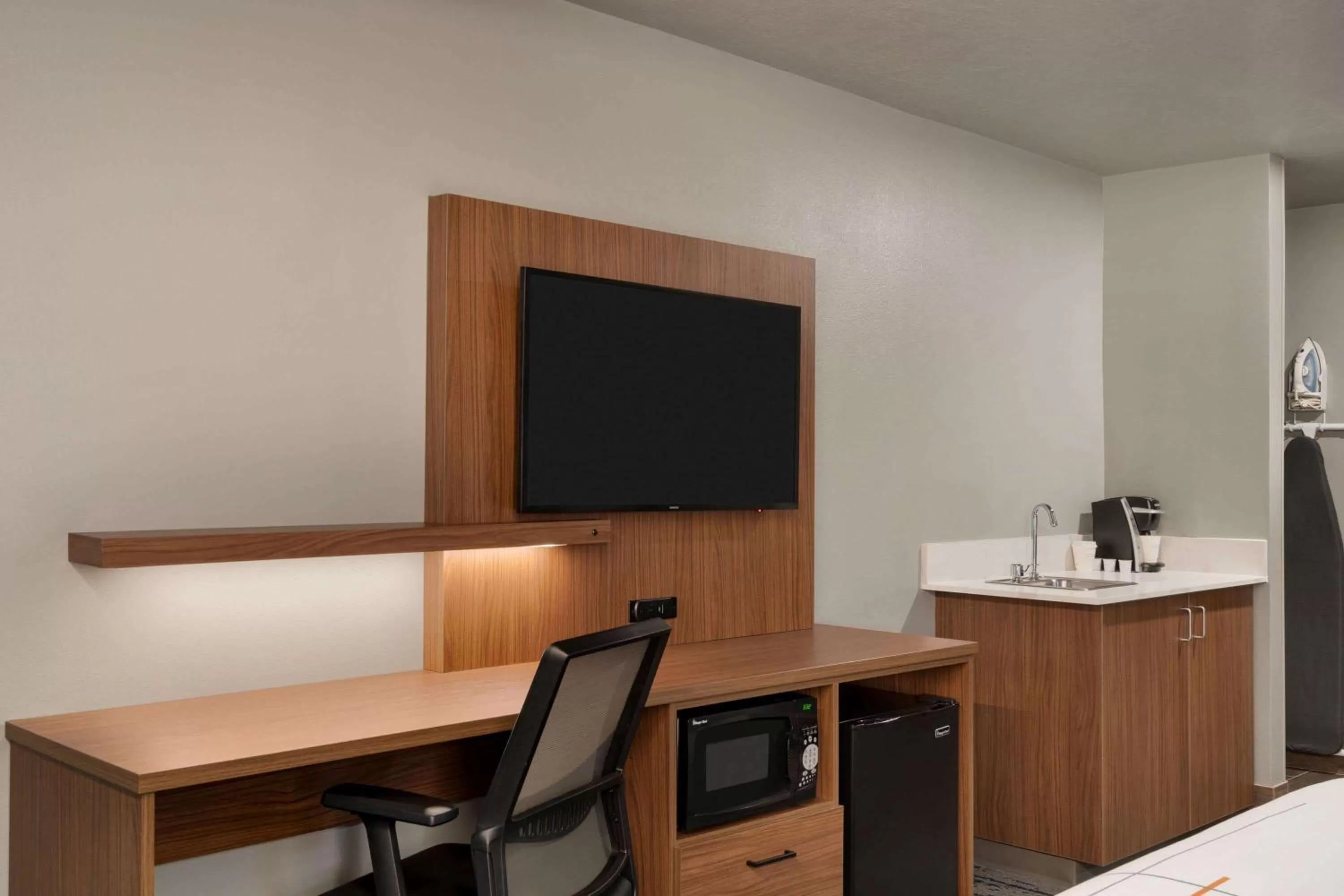 TV and multimedia in La Quinta Inn & Suites by Wyndham Springfield
