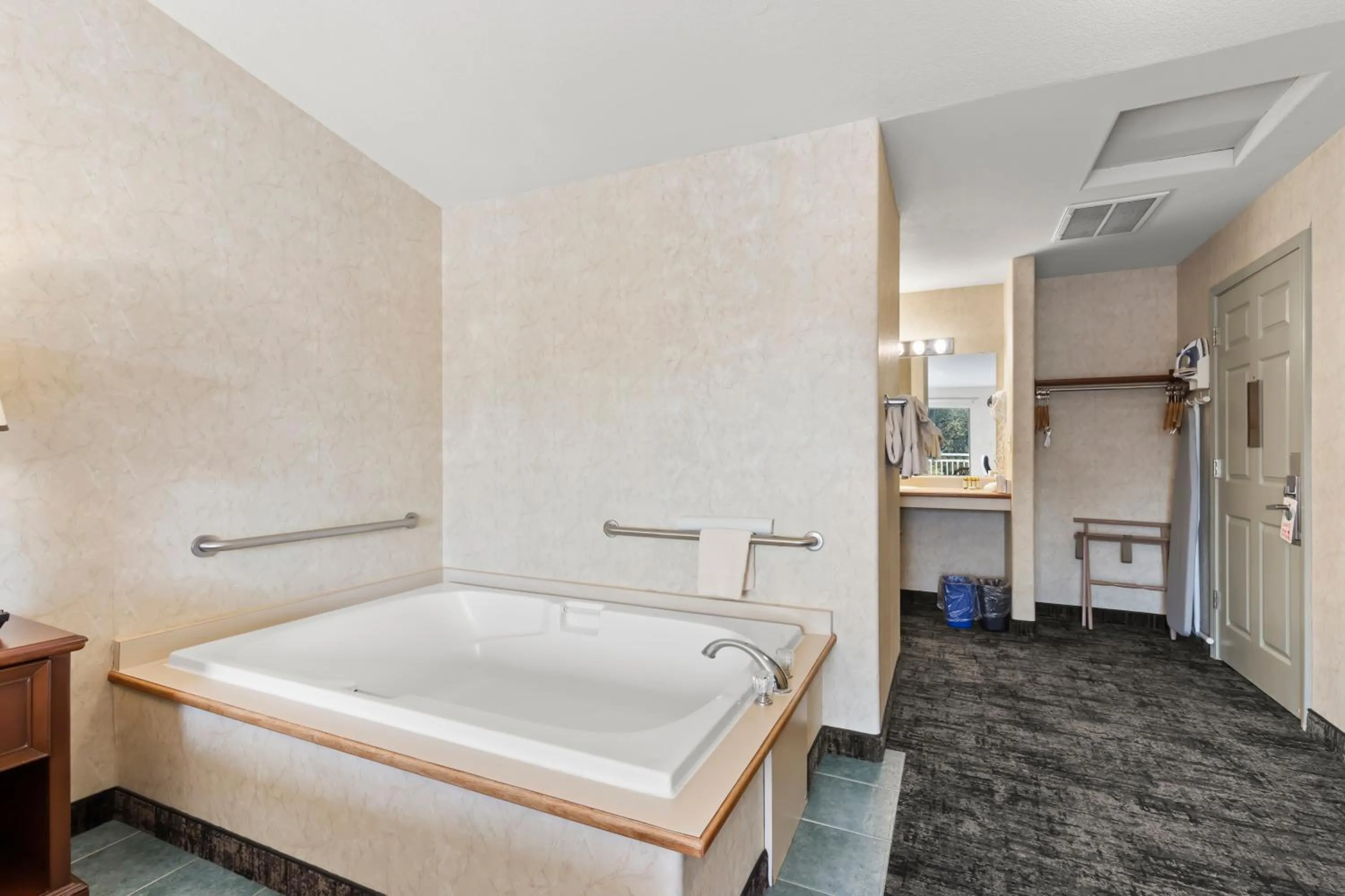 Bedroom, Bed in Beach House Inn