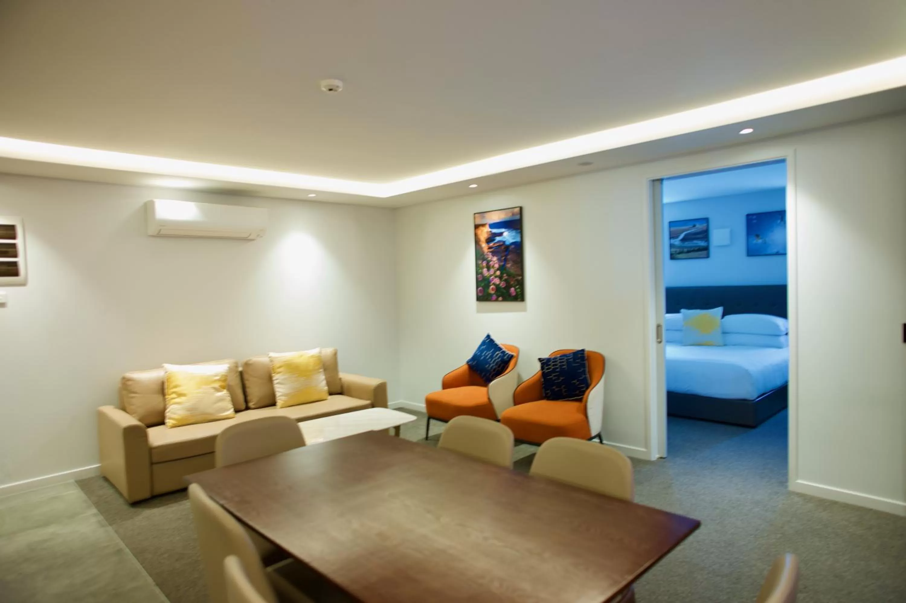 Living room, Bed in Regal Palms Resort