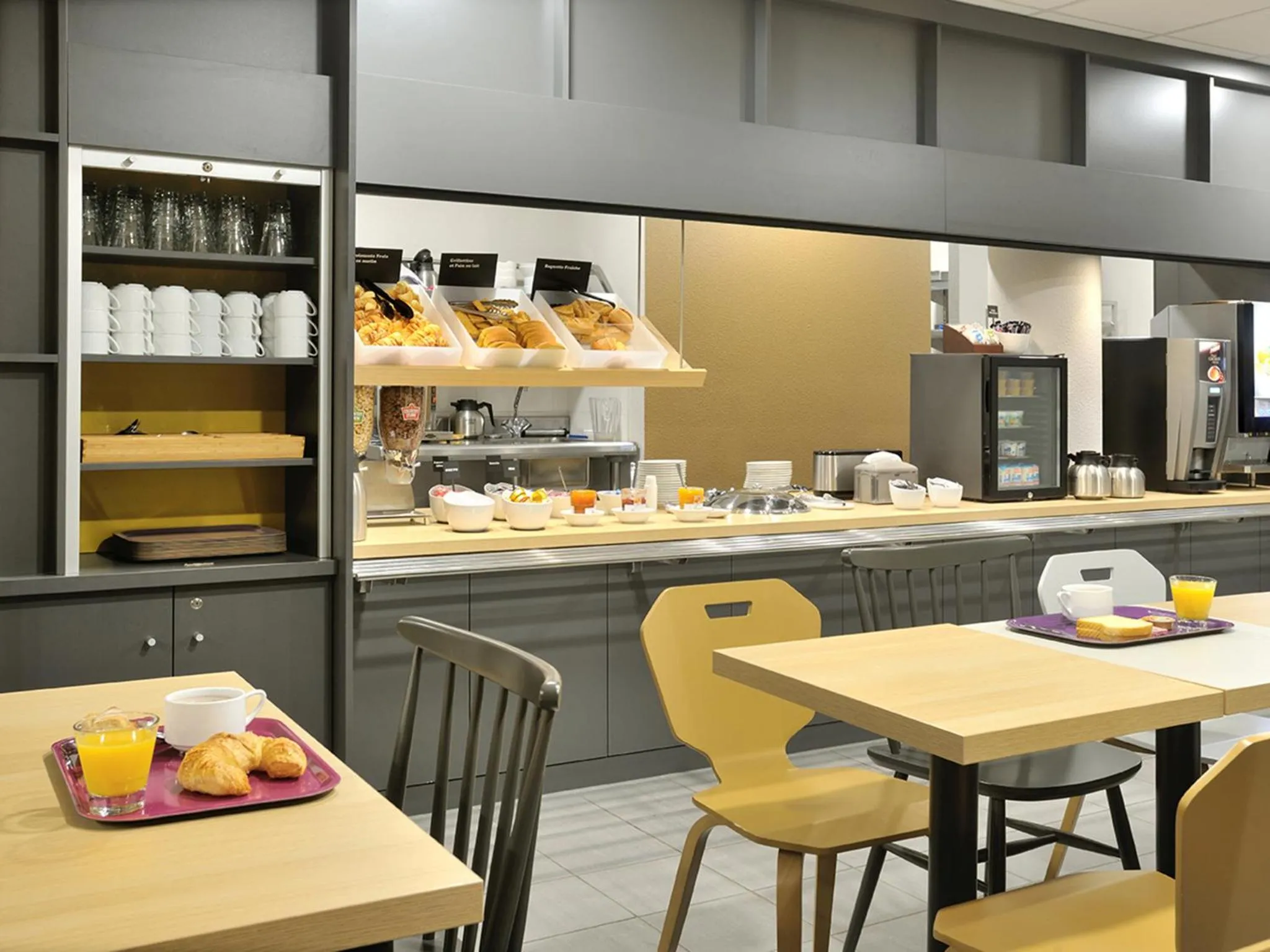 Restaurant/places to eat in B&B HOTEL Lyon Caluire Cité Internationale