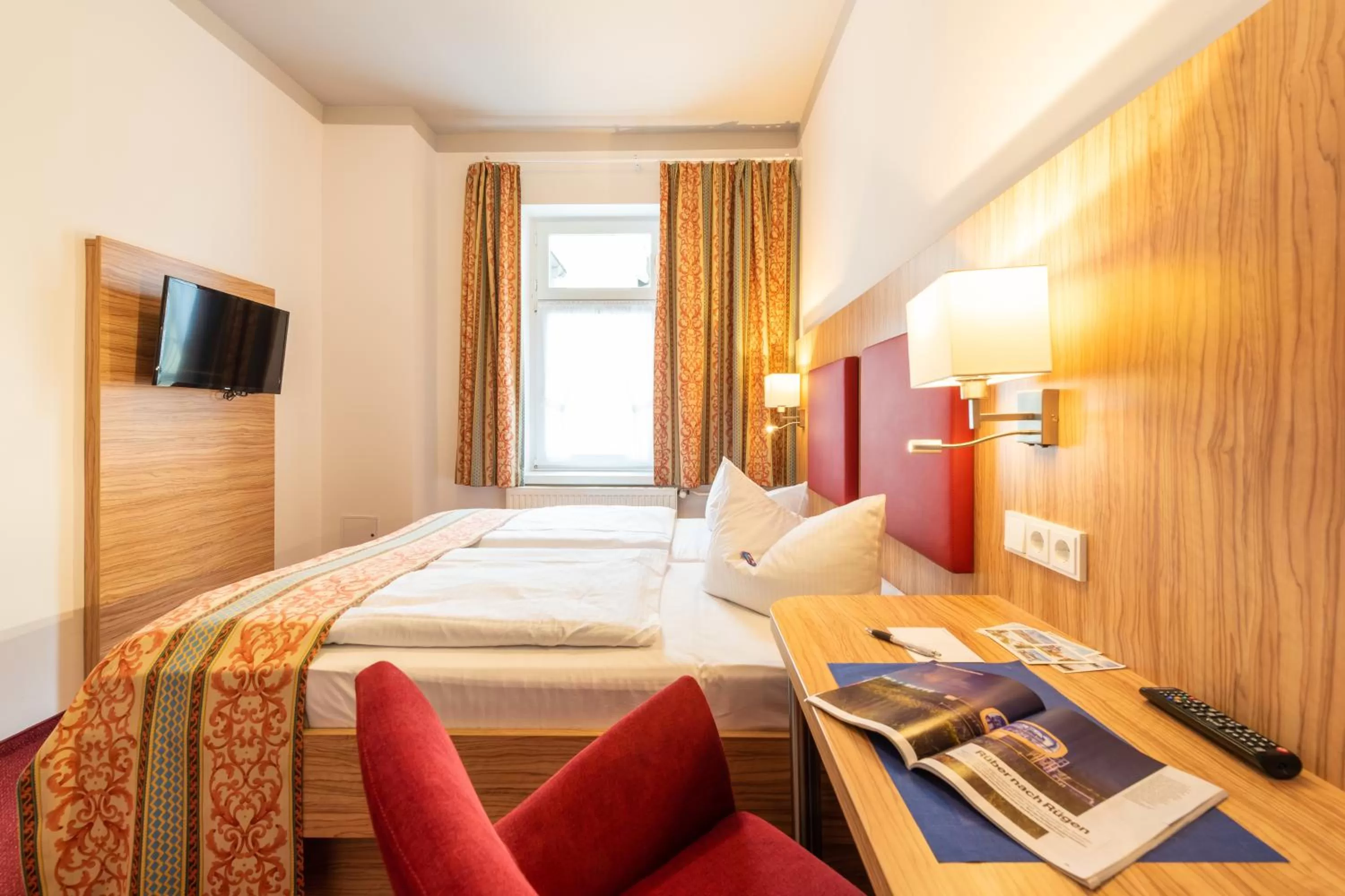 Photo of the whole room, TV/Entertainment Center in Strandhotel zur Promenade