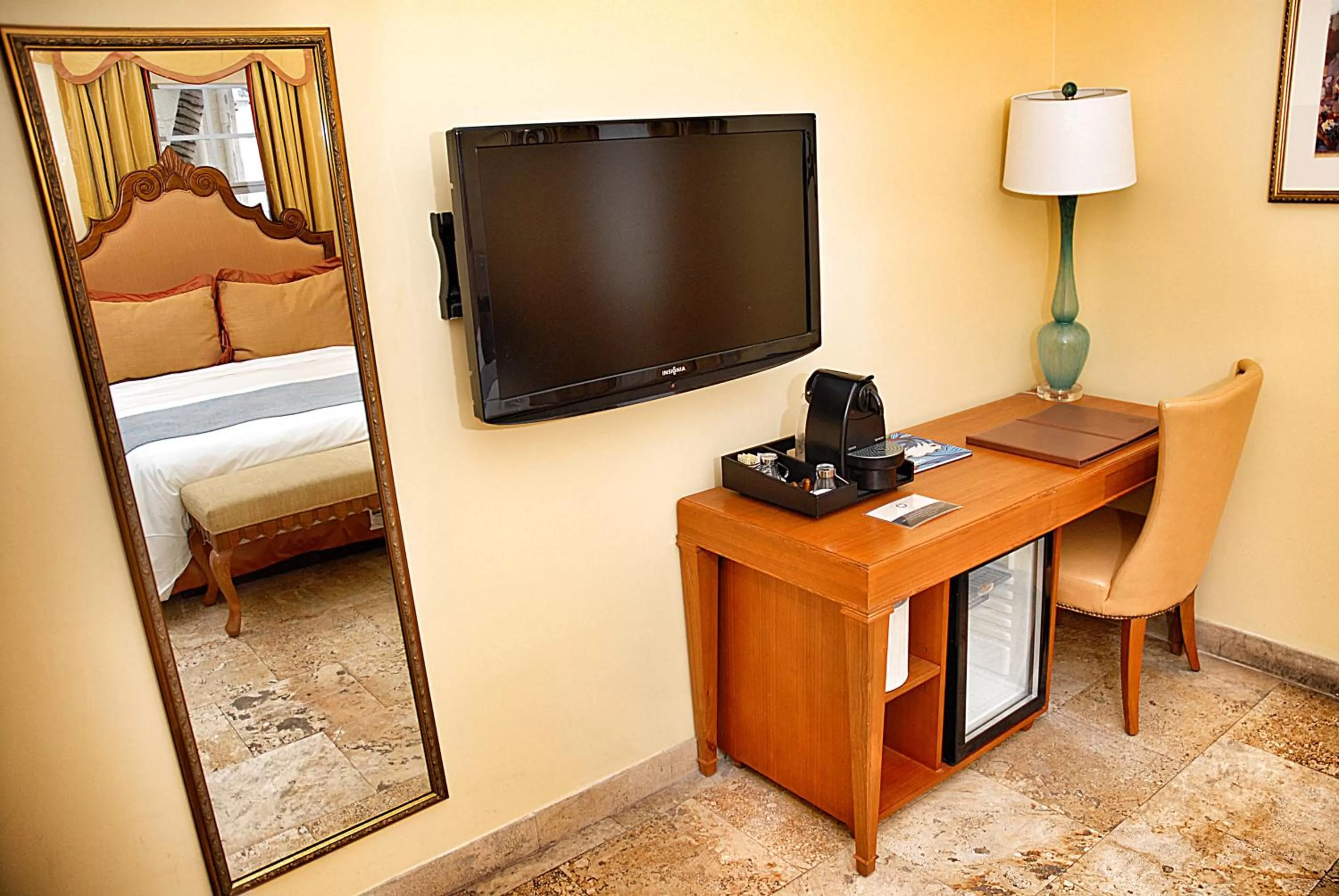 Deluxe Queen Room in Hotel Impala by LuxUrban