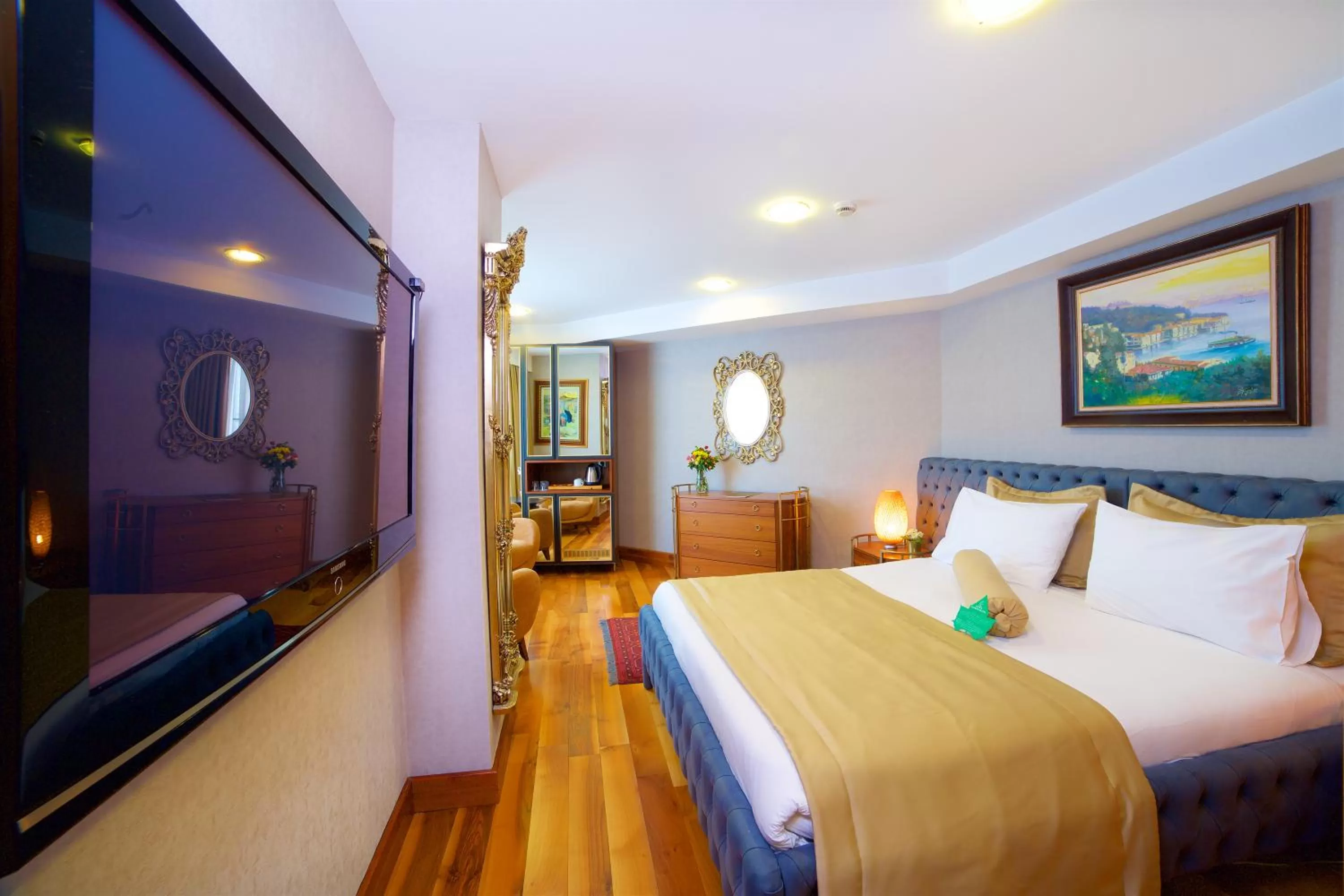 Photo of the whole room, Bed in Zagreb Hotel