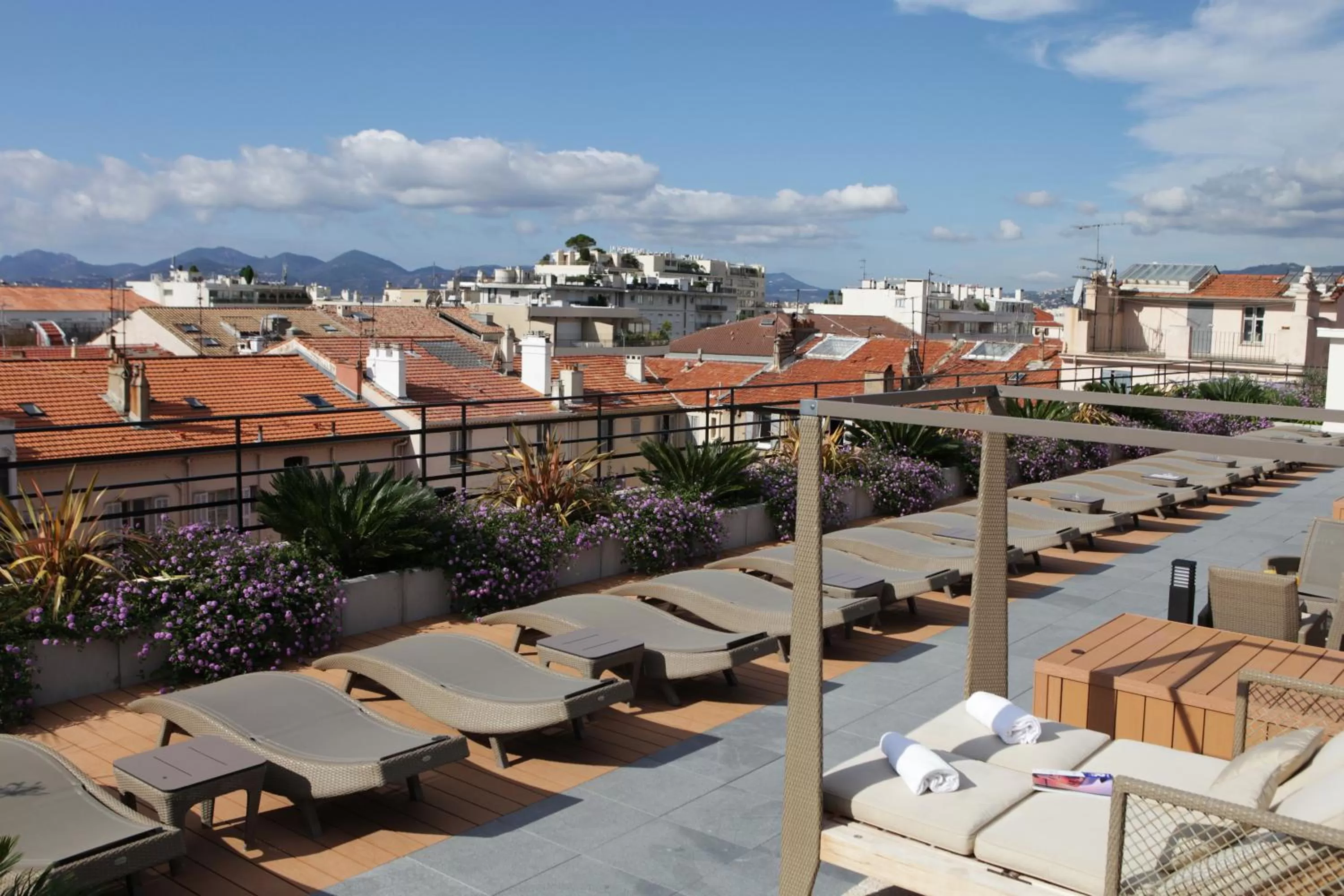 Patio in Best Western Premier Le Patio des Artistes Wellness Jacuzzi