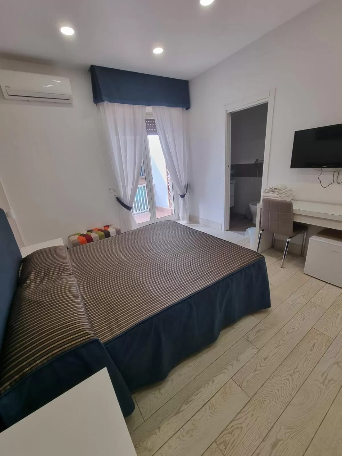 Photo of the whole room, Bed in Municipio sea