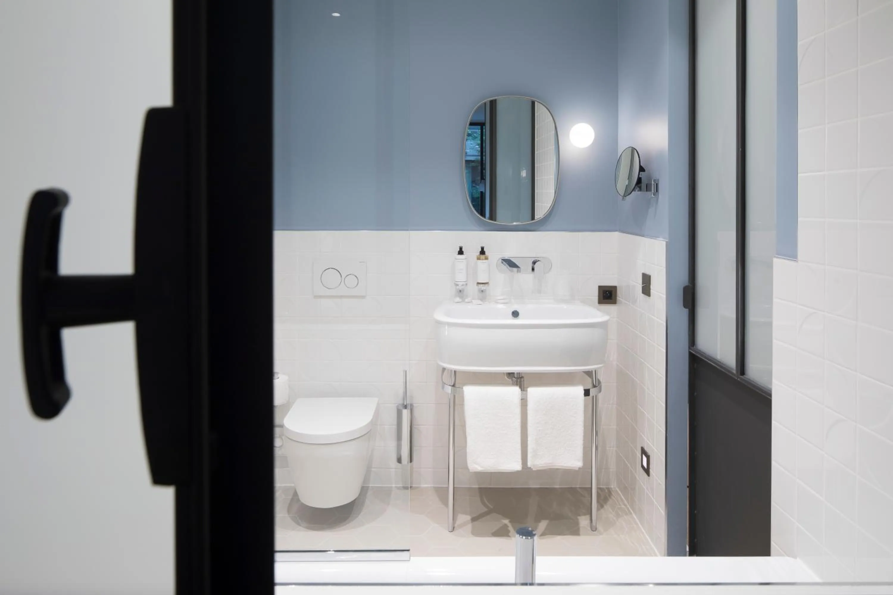 Toilet in Hôtel Les Deux Girafes