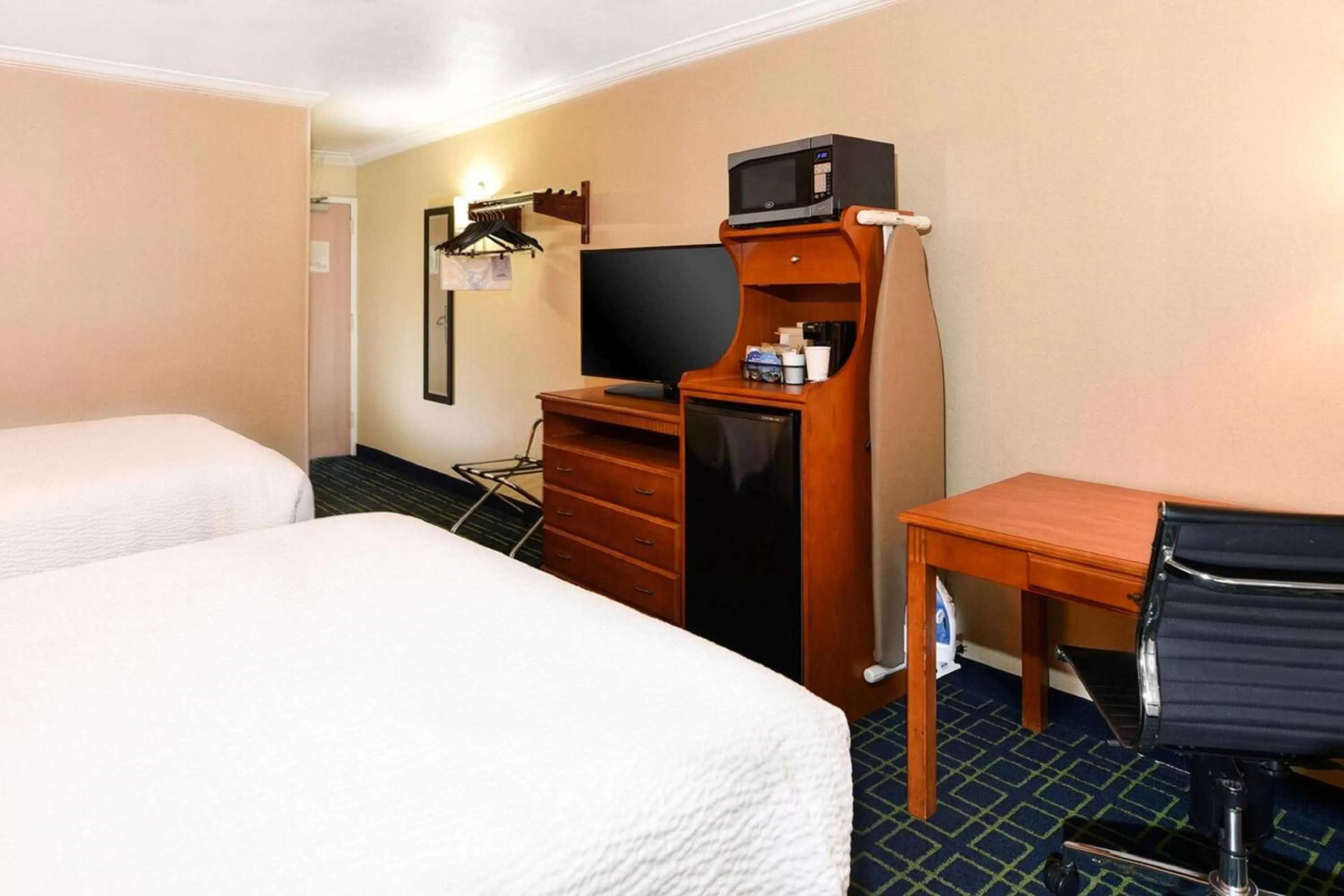 Bedroom in SureStay Hotel by Best Western Ontario Airport