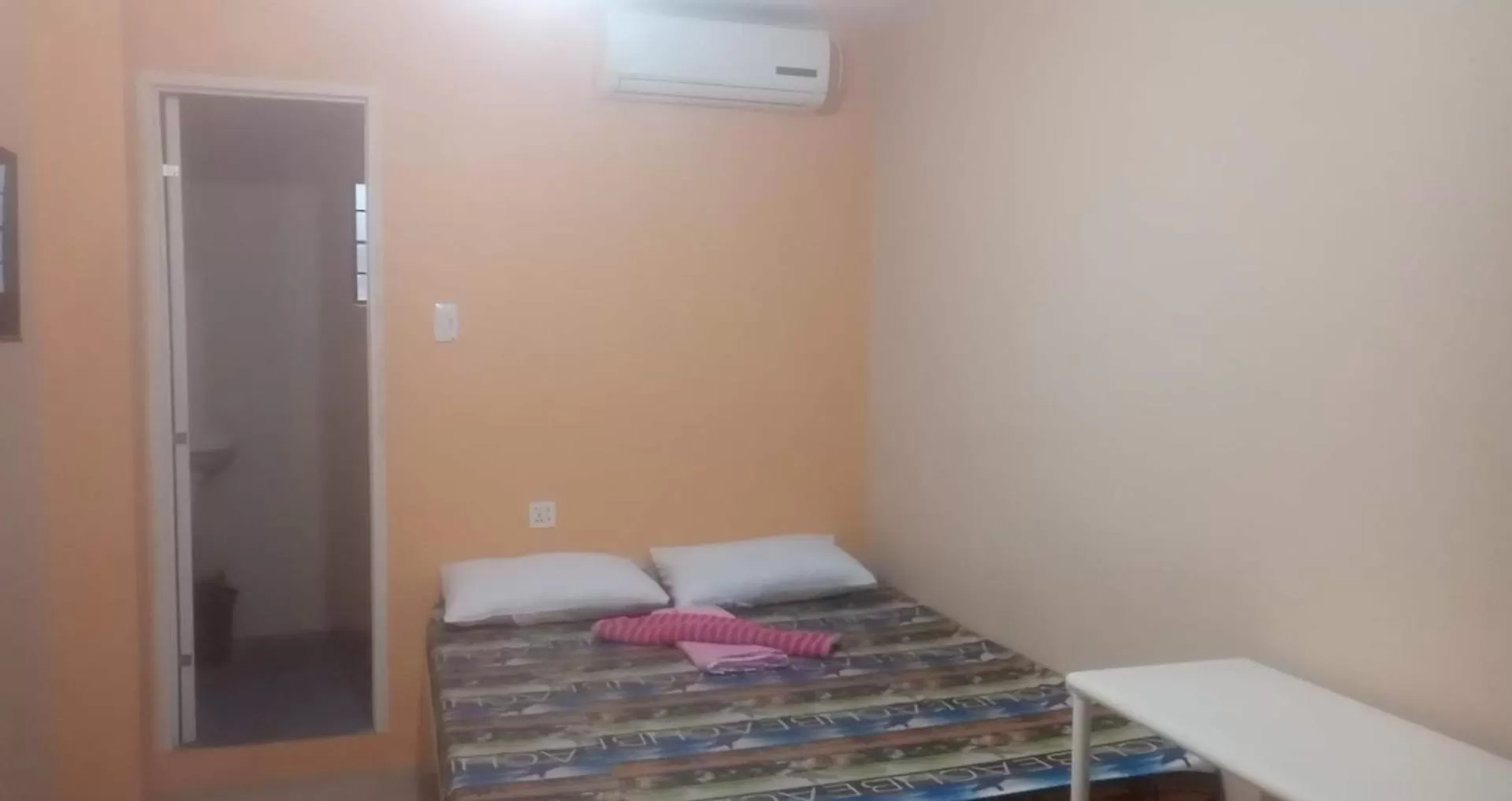 Bed in ROBIE'S TRANSIENTS ROOMS