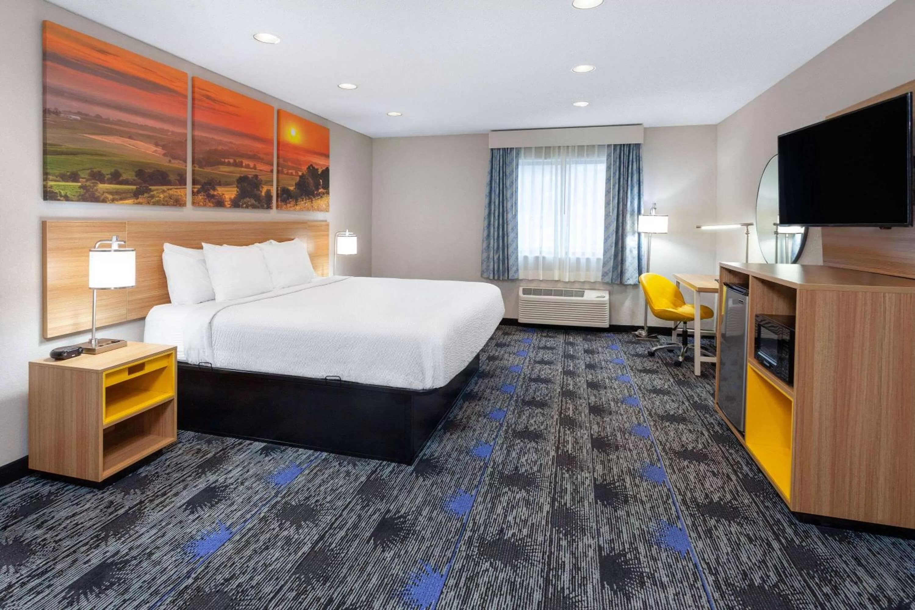 Photo of the whole room, Bed in Days Inn by Wyndham Wooster