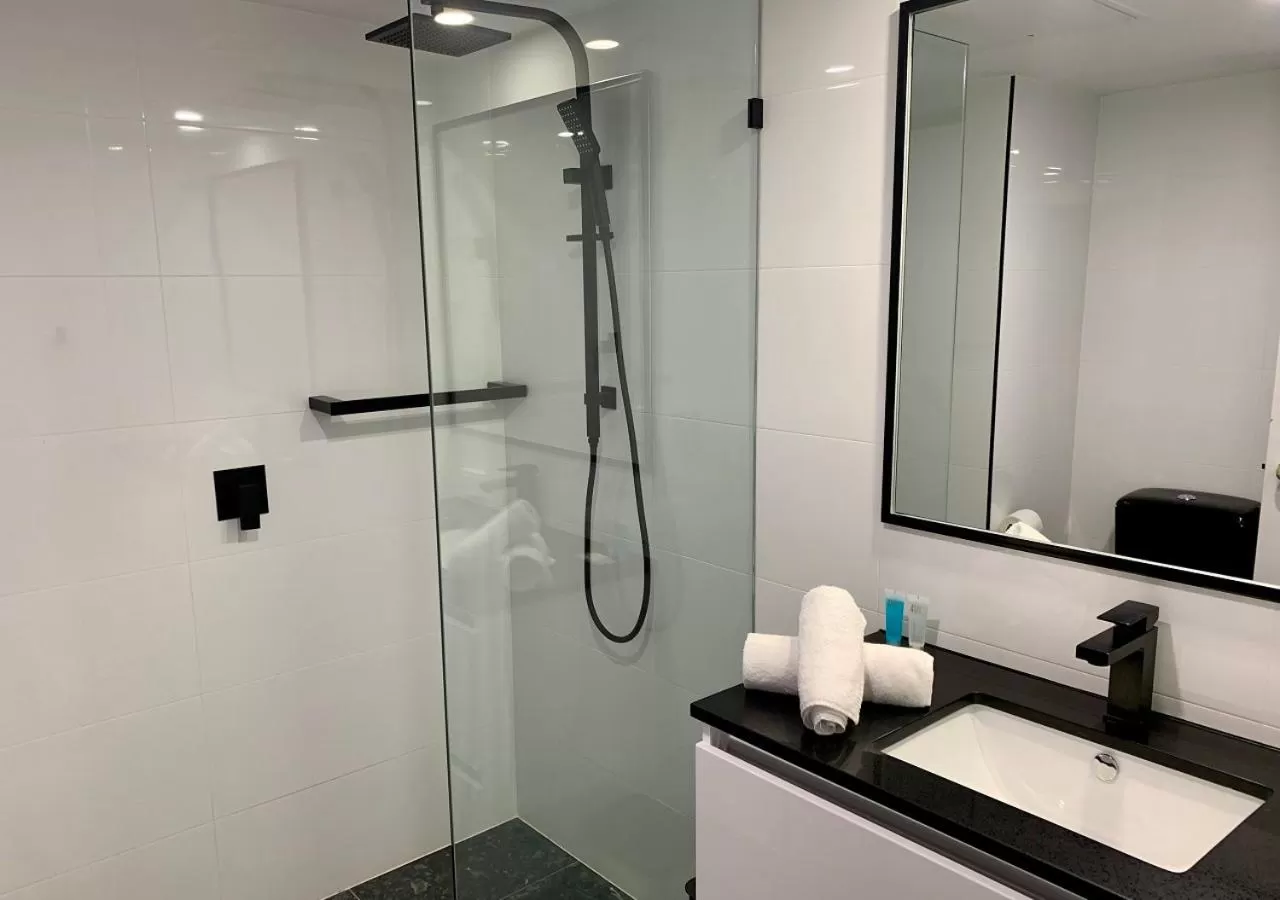 Shower in Outrigger Burleigh