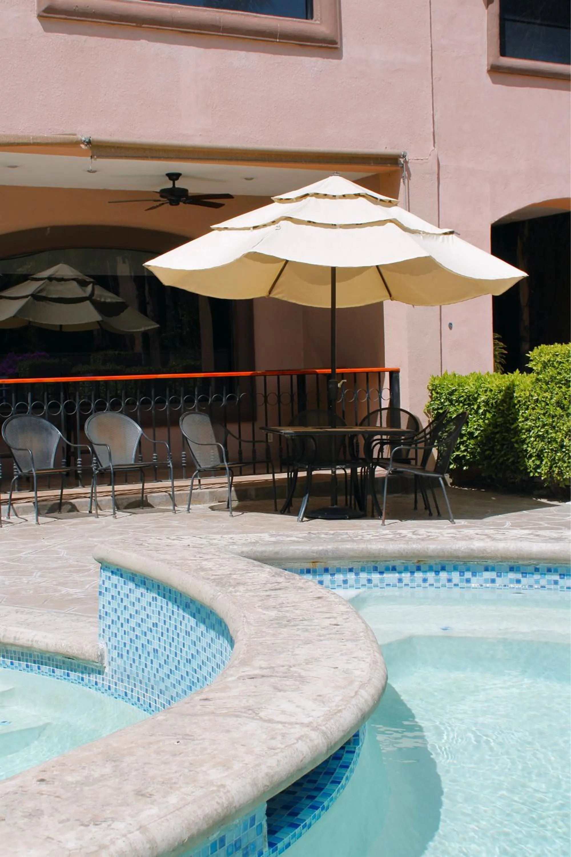 Swimming pool in Estancia Inn