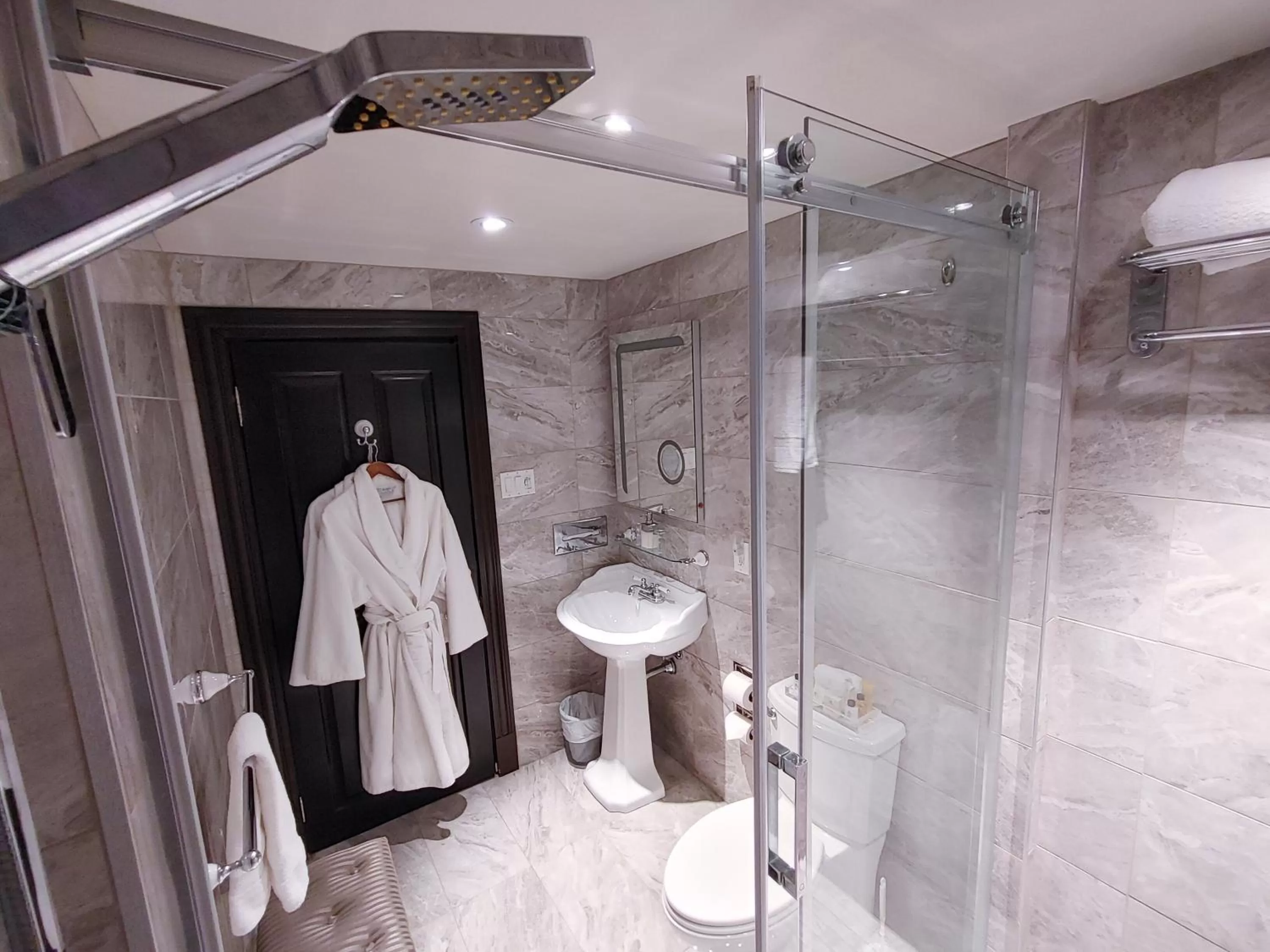 Bathroom in Le Clos Saint-Louis - Par Aneyro