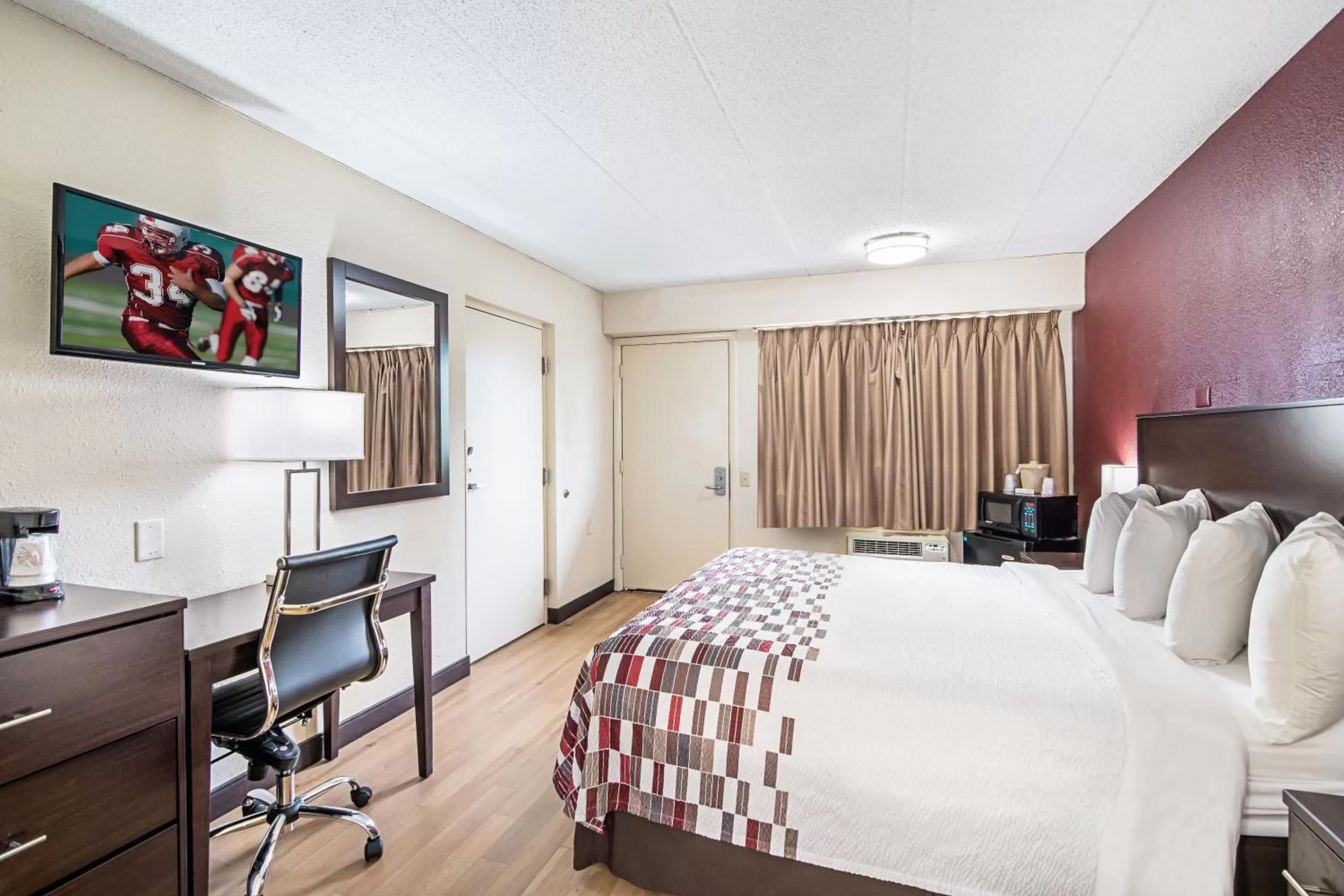 Photo of the whole room, Bed in Red Roof Inn Hampton Coliseum and Convention Center